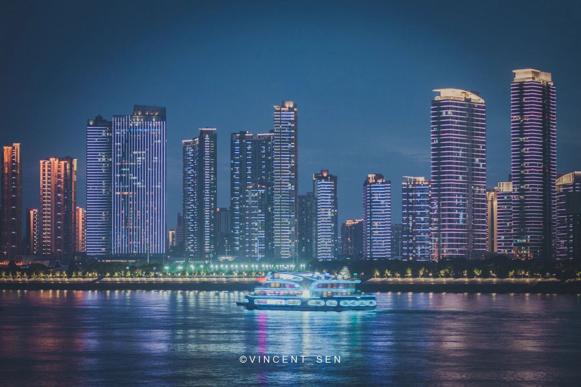 武汉江滩夜景99第一次来就被美住了 第一次来武汉,肯定要去江边看看