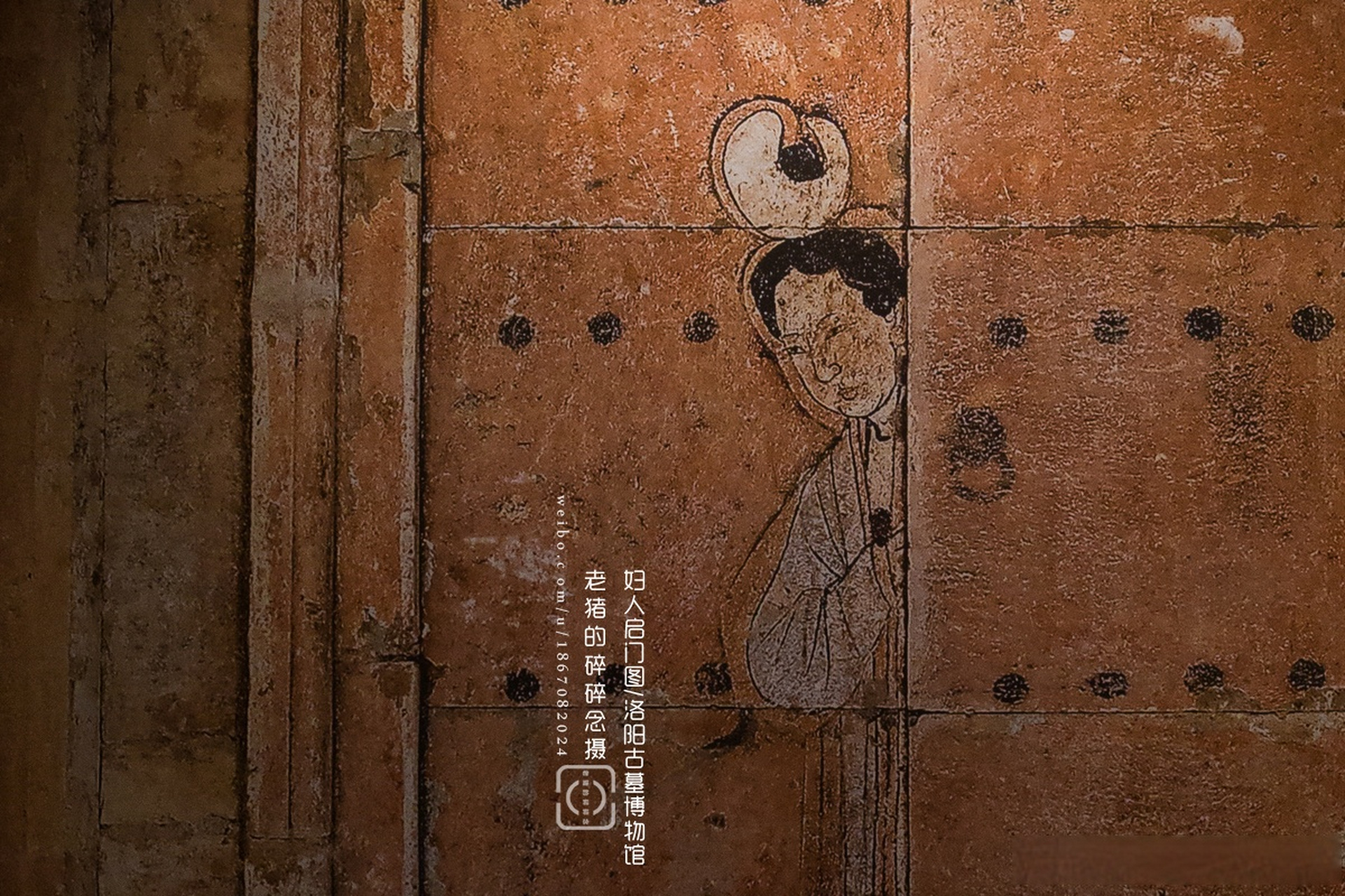 古墓里的"雅趣"-妇人启门图  在宋金元时期的墓室中,你总能找到这样的