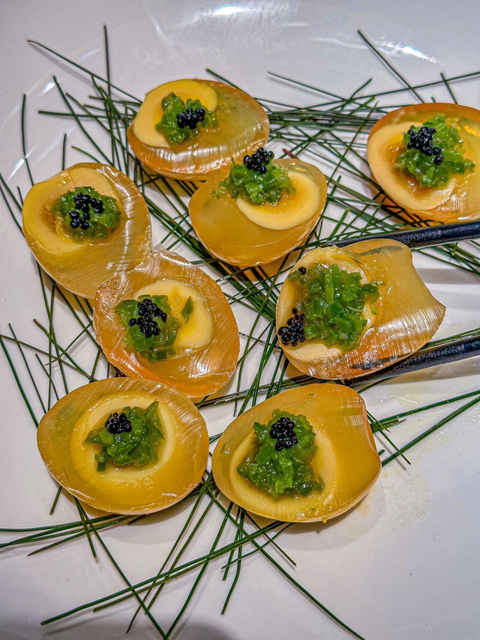 白色恋人虾球 表面是巧克力95 鹅肝做成了红宝石 环境也不戳