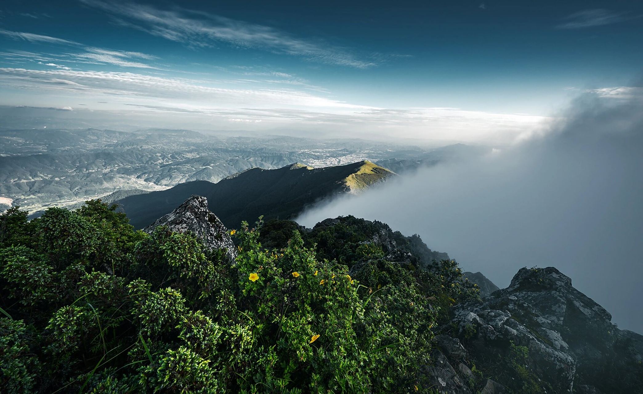 龙肘山上 站在海拔三千多米的龙肘山顶看会理城,一边风起云涌,一边是