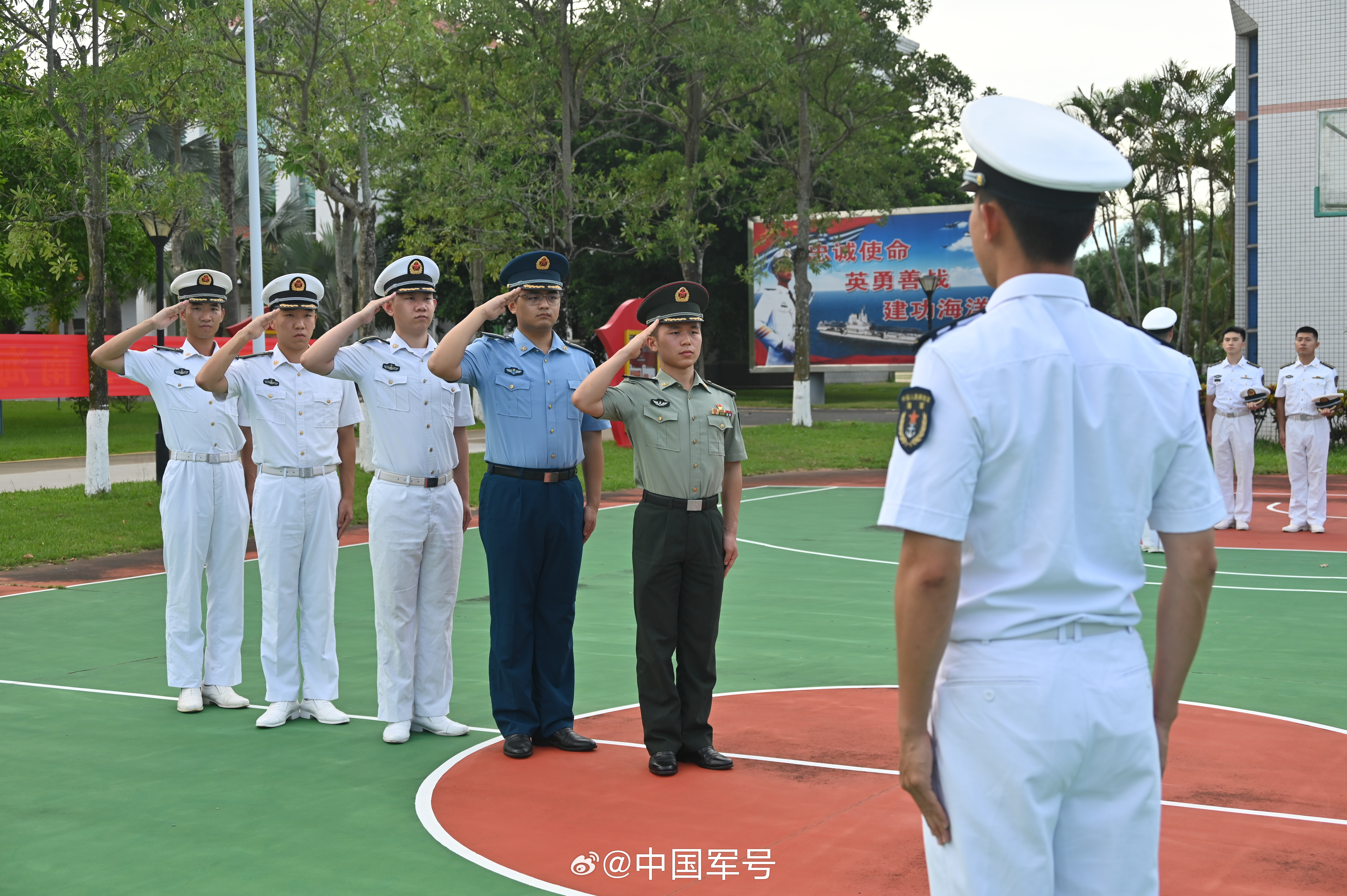 新毕业生长军官岗前集训加钢淬火】近日,南部战区海军某部开展新毕业