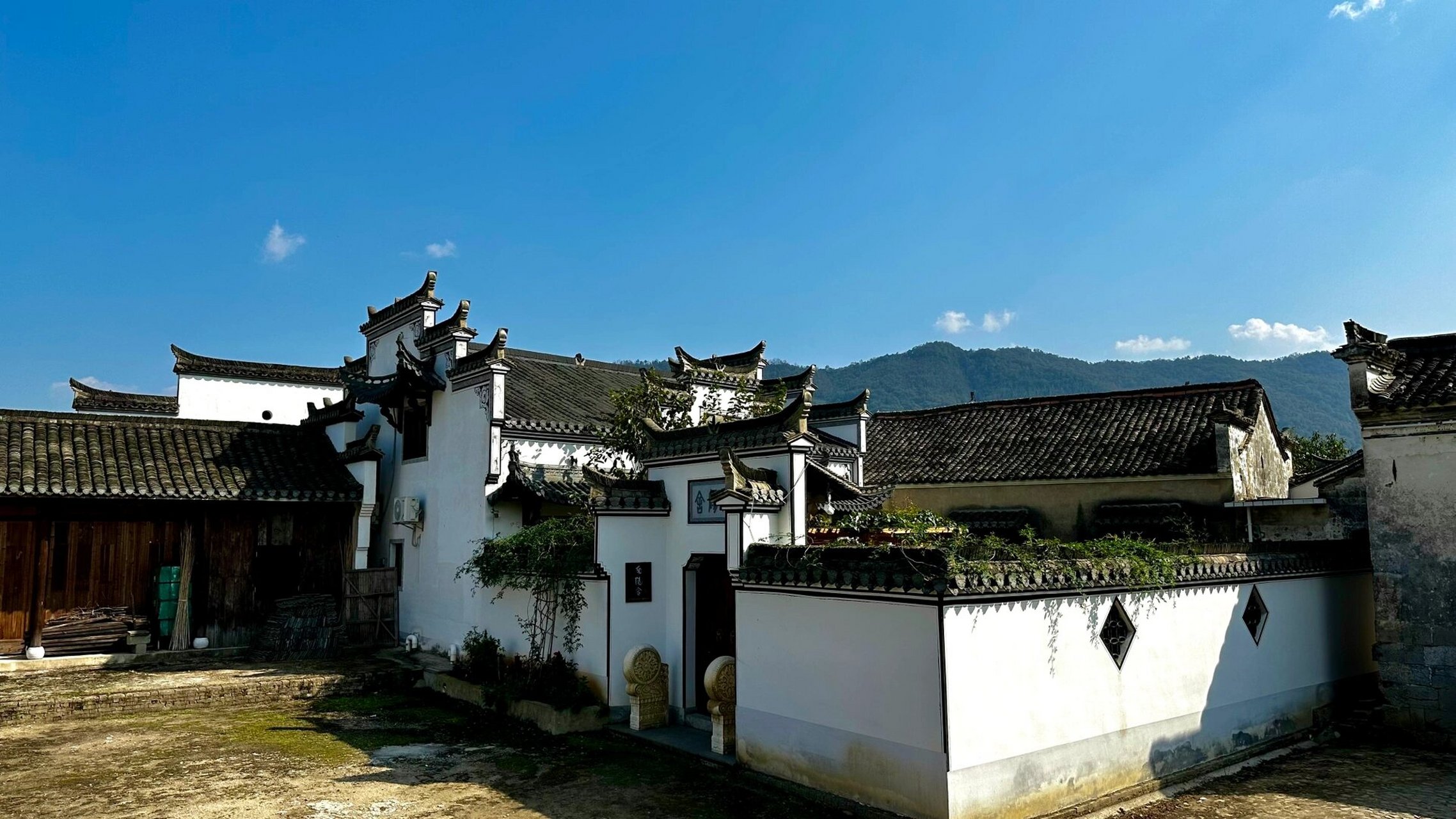 宣城泾县|桃花潭 桃花潭在泾县的桃花潭镇,有一个传说,唐玄宗年间,泾