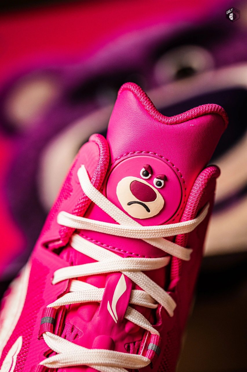 4「草莓熊」 我第一次看到这双草莓熊配色的利刃4还以为谁改的定制,没