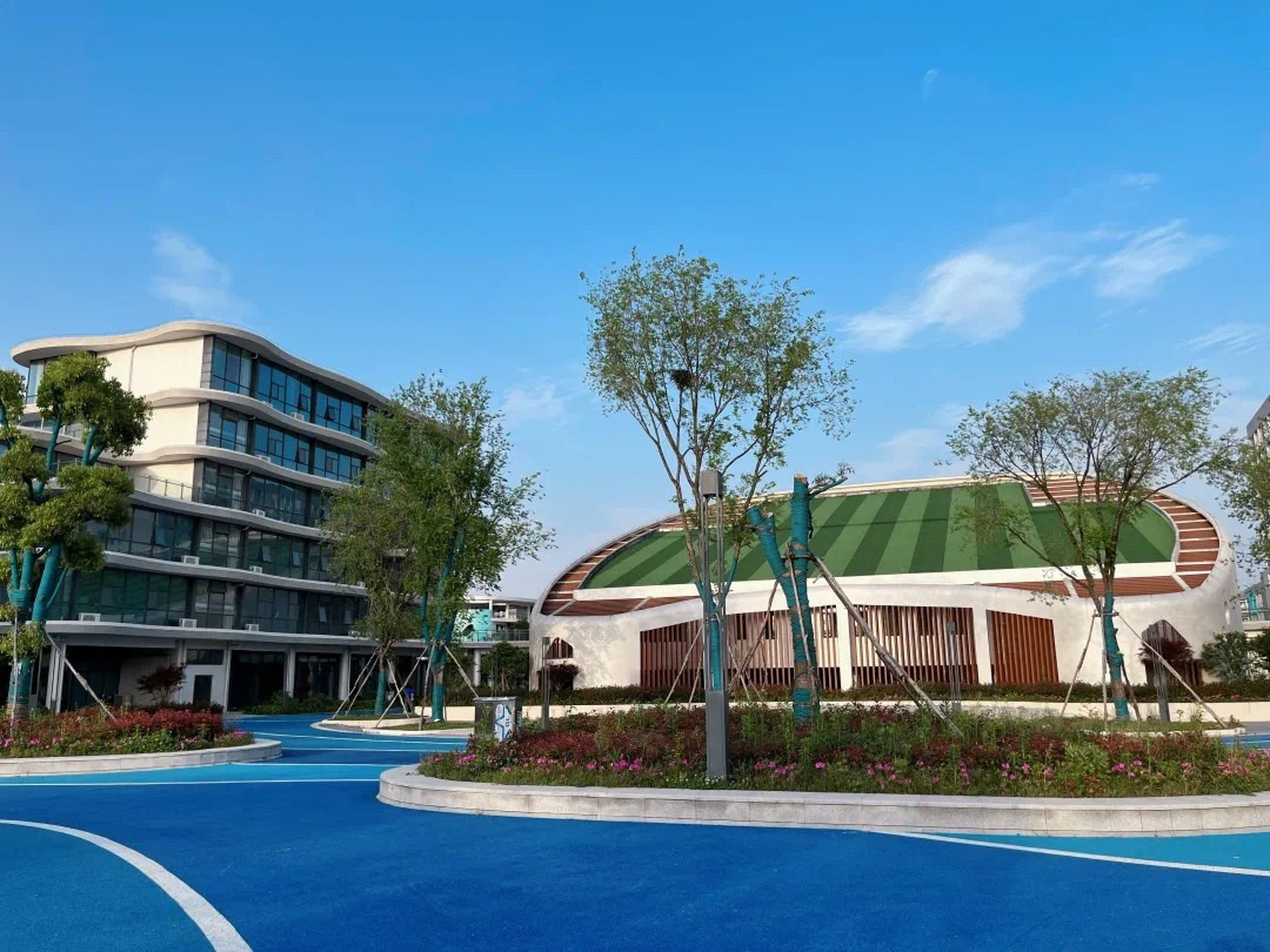 江汉艺术职业学院:校园风光 分东,西两个校区(即 新,旧),占地1000余亩