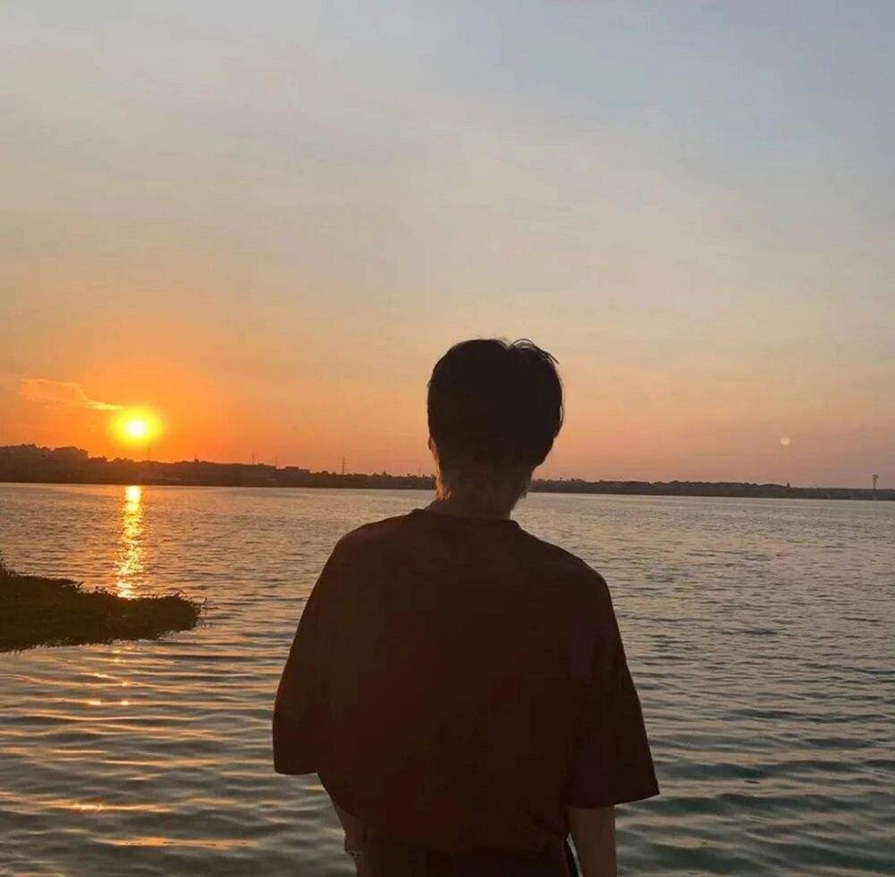 海边男头背影 夕阳 海边  男头 背影
