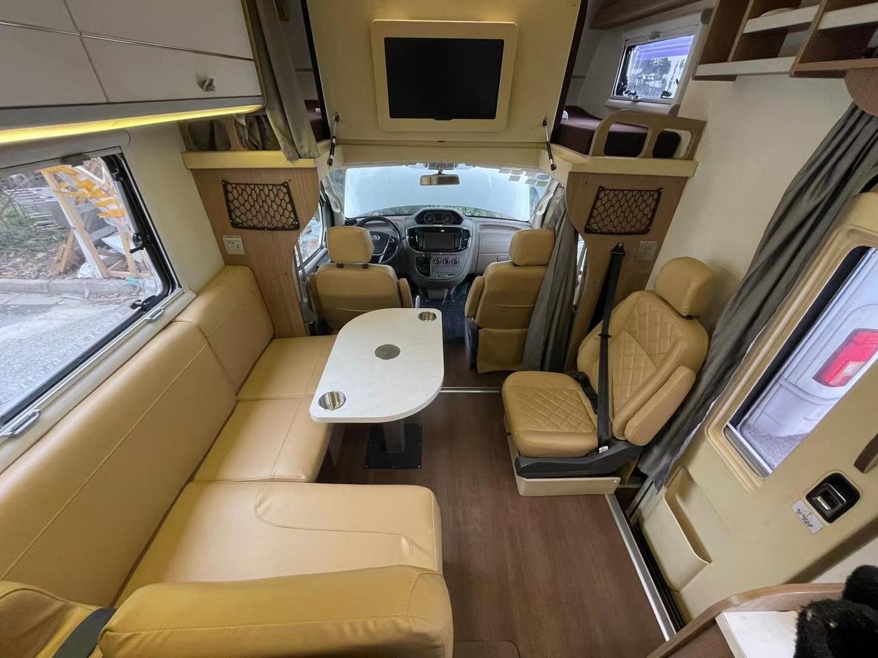 2018款大通v80 2.5t c型旅居房车全款报价:21.78万元 表显里程:3.