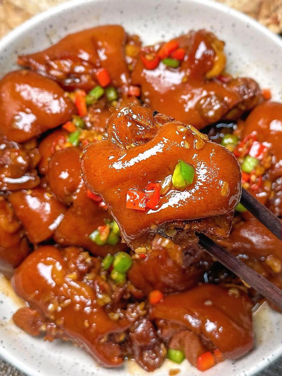 香辣卤猪蹄!	 自己做的猪蹄就是香~汤泡米饭是真的嘎嘎香!
