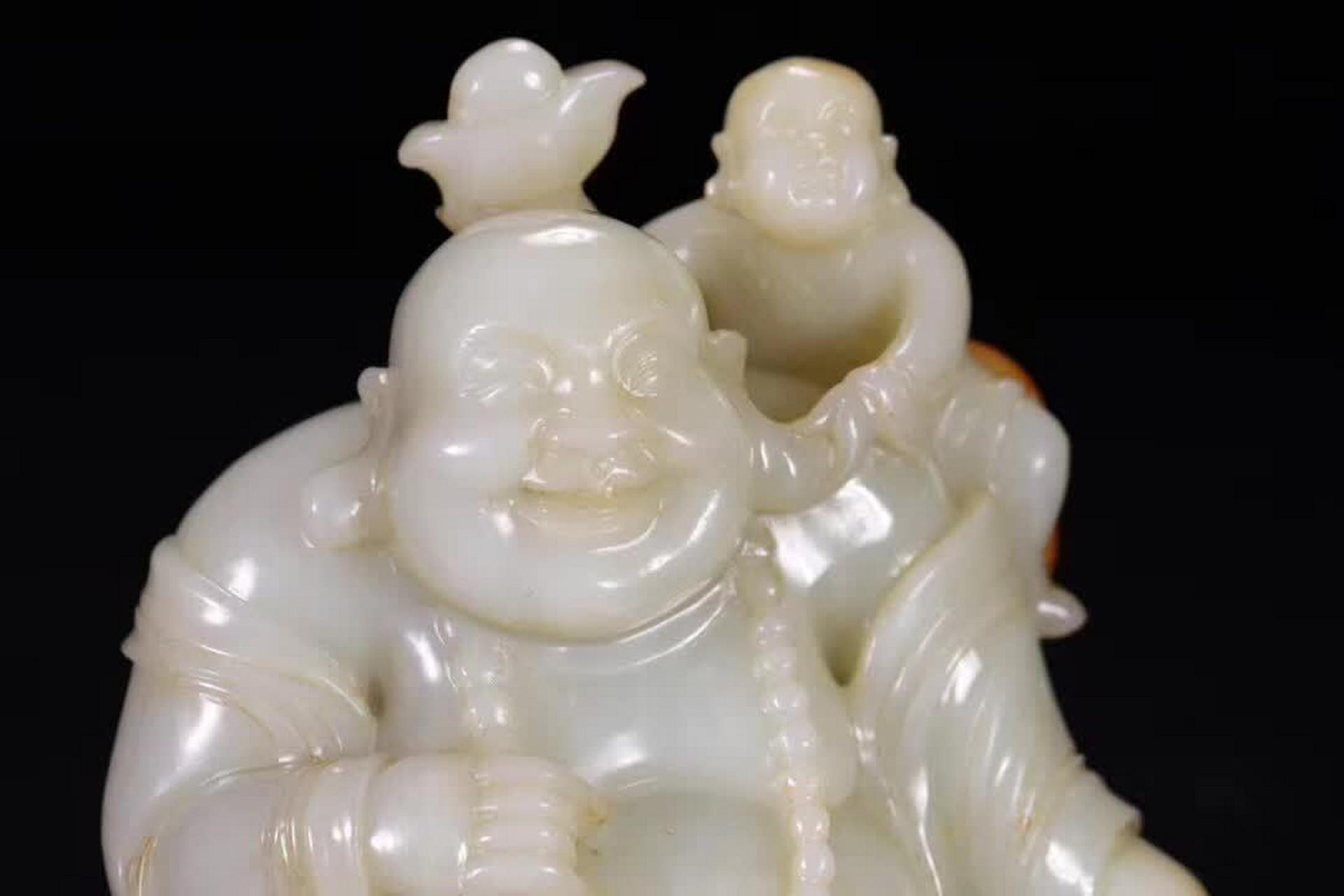 清代和田玉"大肚弥勒佛"雕像摆件以其独特的魅力与深厚的文化底蕴