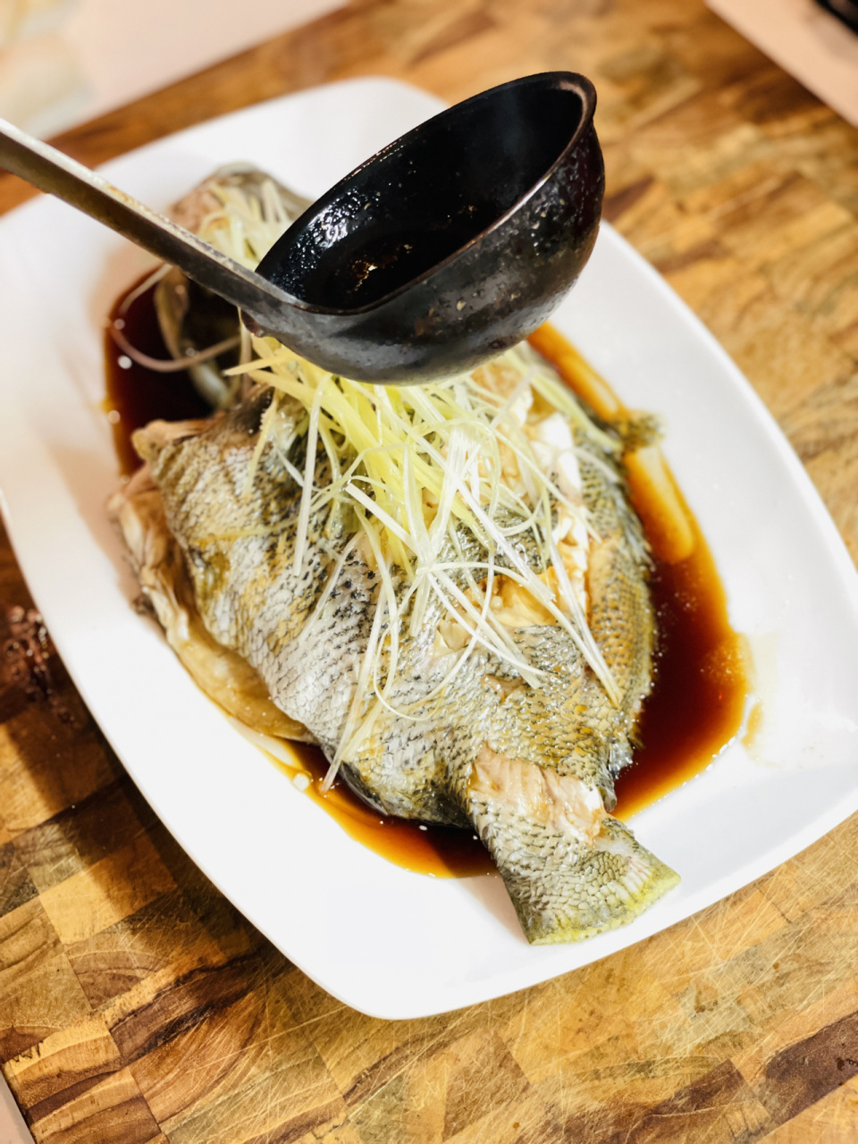 清蒸包公鱼95 备料:鱼收拾干净后在鱼身上划几刀,姜片儿,葱段,葱丝