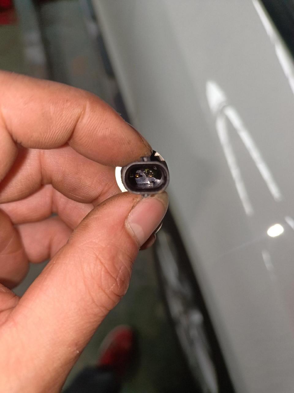 奥迪q5水温高,风扇长转,无故障代码,,缸盖后水温传感器拆装,假如水温