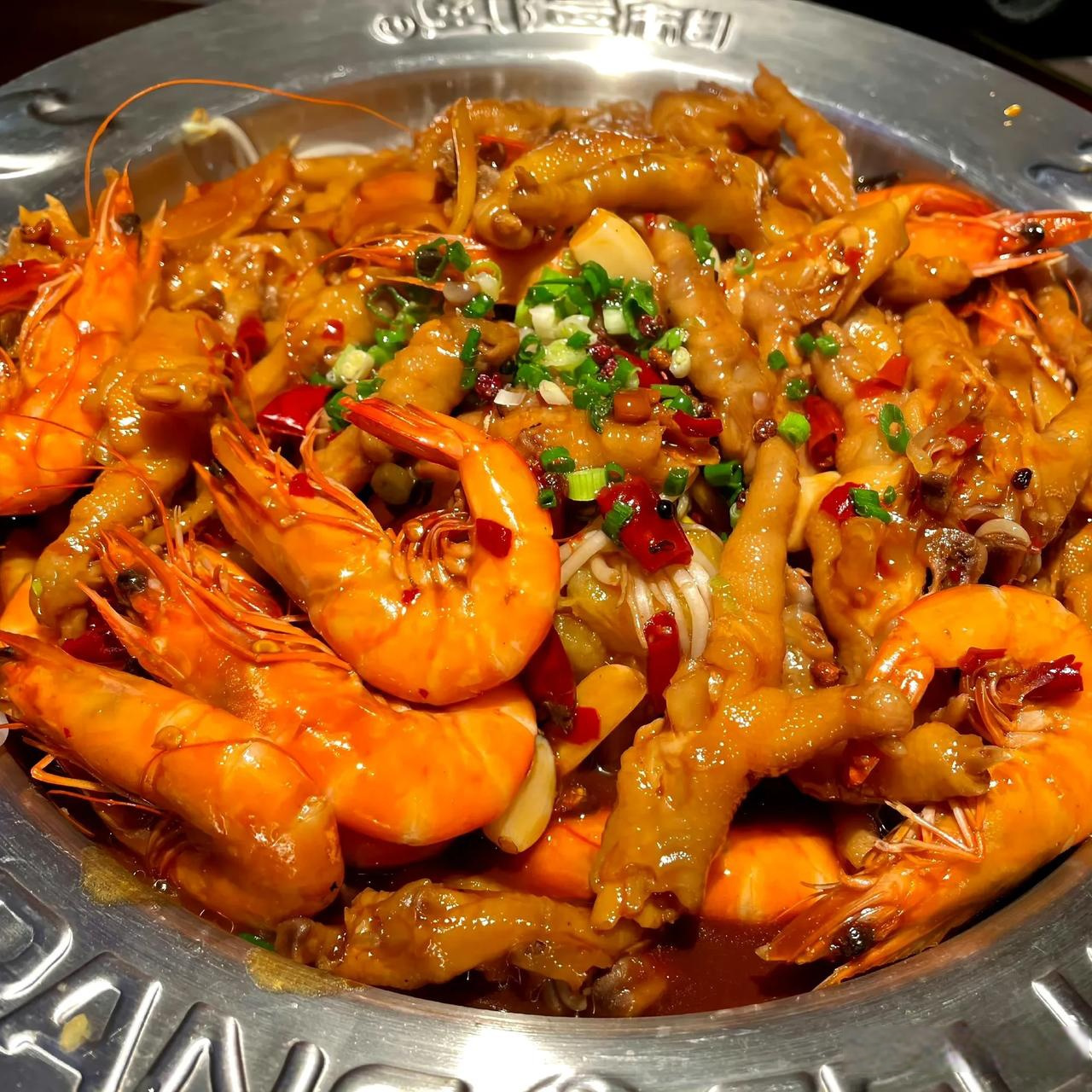 鲜虾鸡爪煲 材料: - 500克鸡爪(去指甲和硬皮) - 200克鲜虾仁 - 1颗