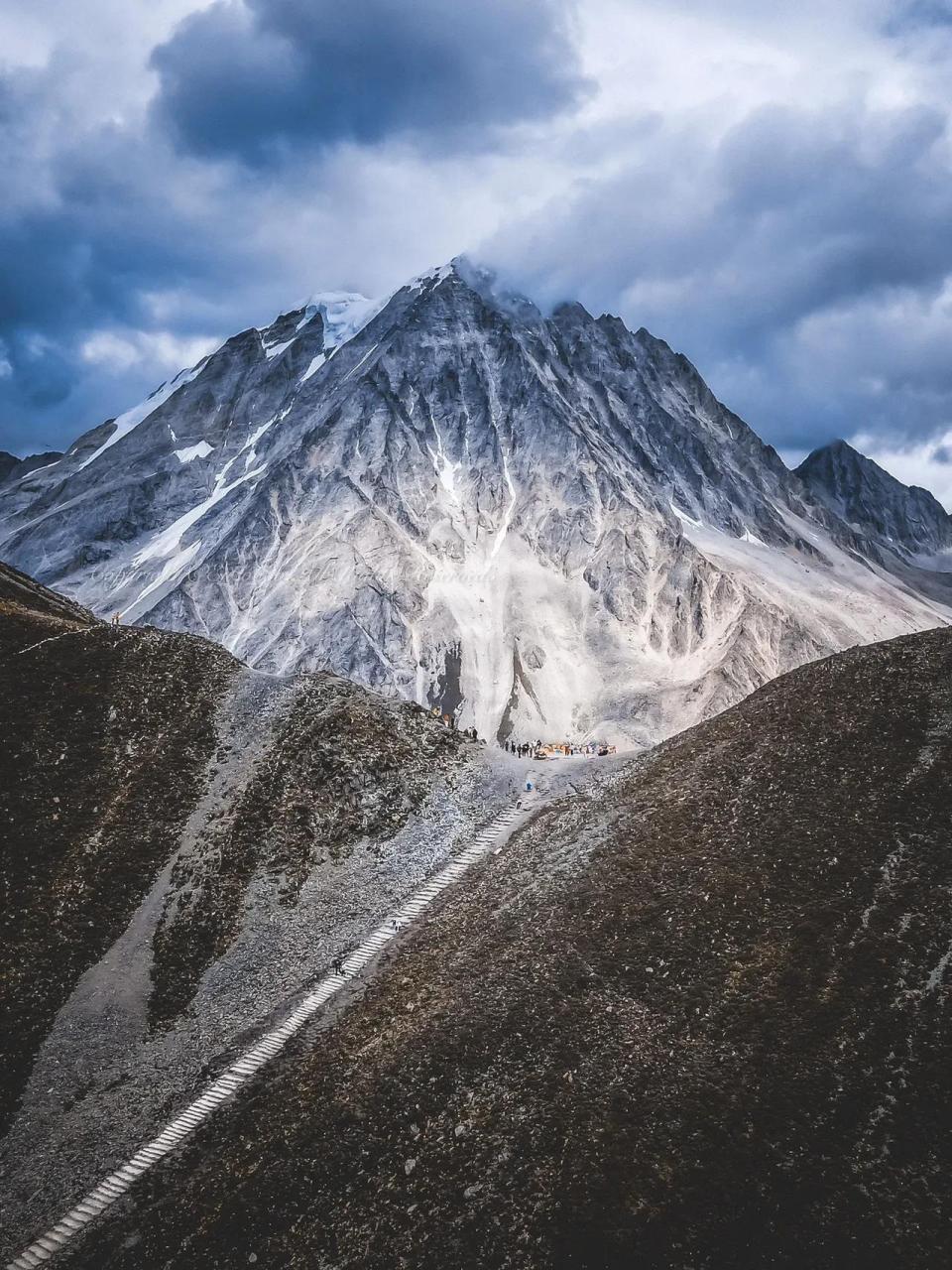 云绕雅拉-藏区雪山上的梵音 生活不止眼前的苟且,还应该有诗和远方.
