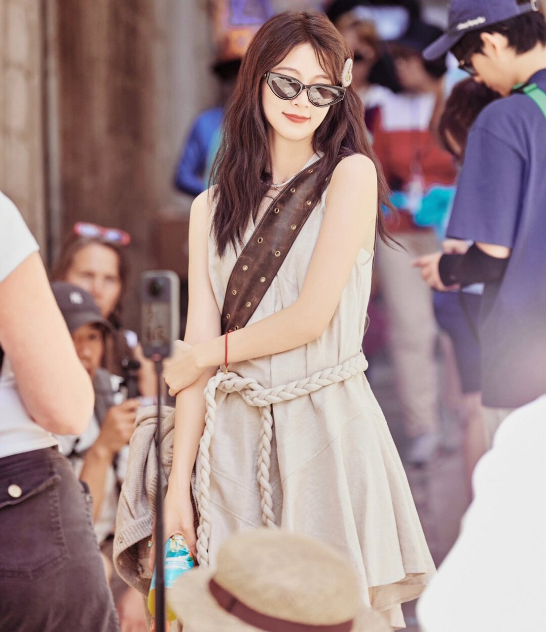 赵昭仪花少这套穿搭很好看呀 不规则连衣裙搭配复古短靴 包包 针织衫