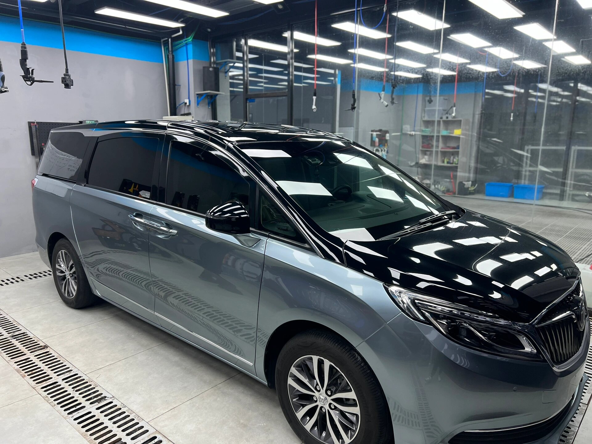 北京区域 别克gl8改色双拼 别克gl8改色 索玛托蓝77亮黑双拼