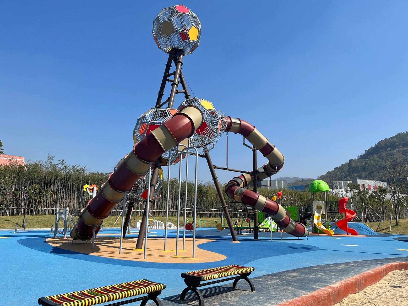 鳌江免费遛娃地|新湖郁金香公园    地址导航鳌江郁金香公园 或者鳌江