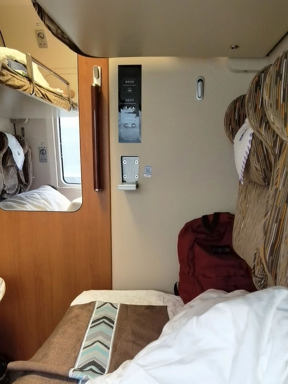特意来体验下动卧,以为是纵向布局,结果是普速列车软卧布局,还可以吧