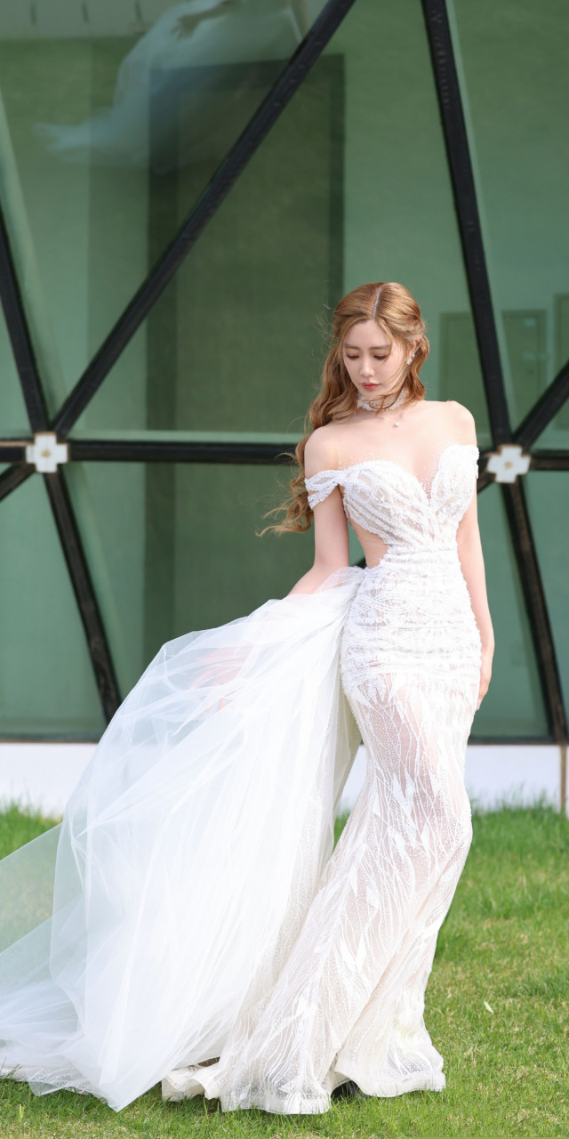 克拉拉好身材写真壁纸图集:白与红,热烈迷人