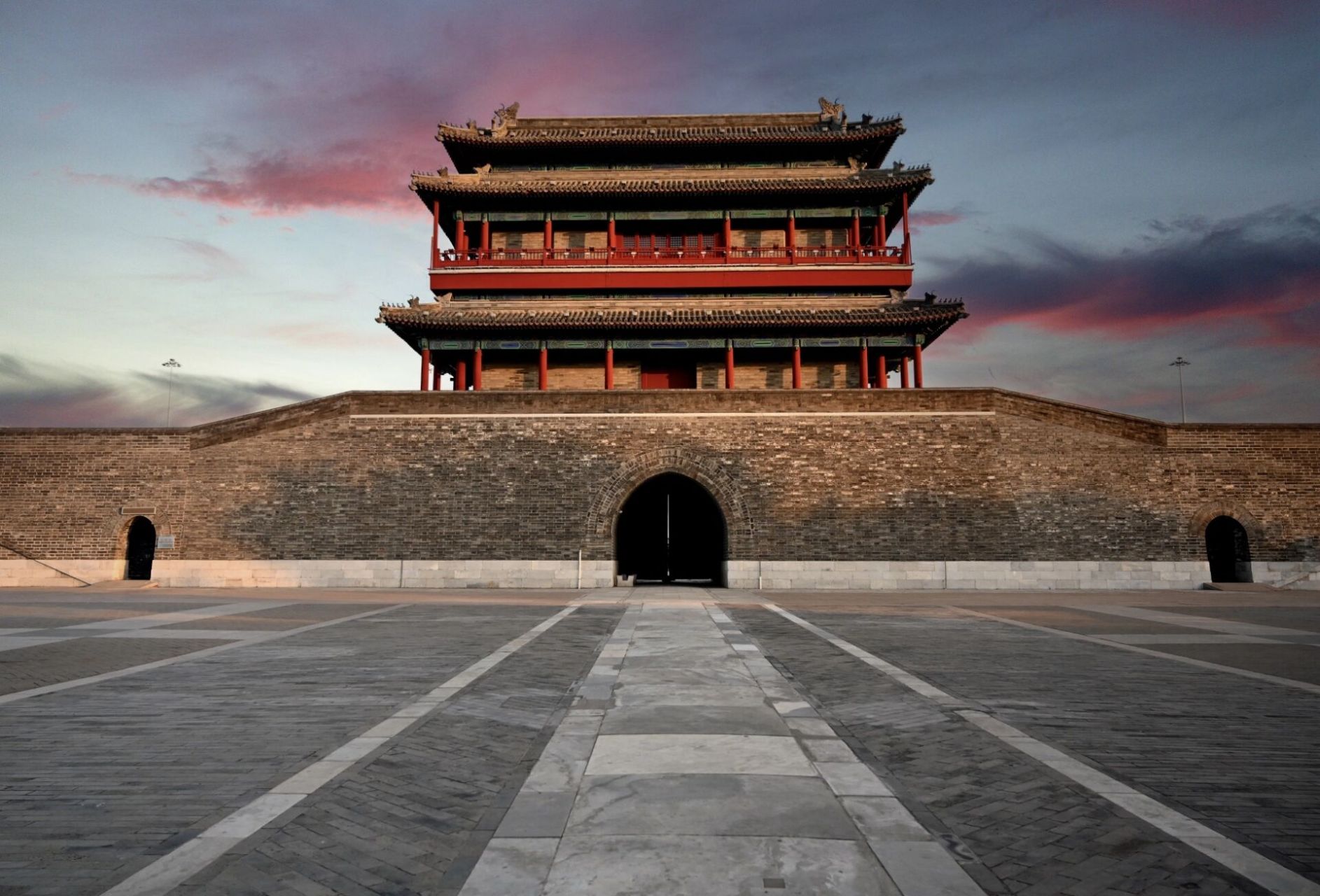 北京中轴线上,永定门的黄昏 北京中轴线是北京城东西建筑对称的轴线