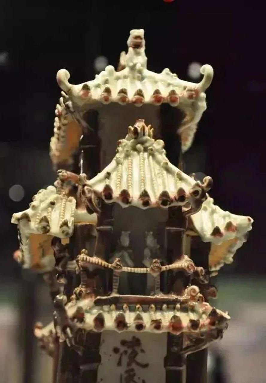 青花釉里红瓷仓(现藏江西省博物馆)  这是一件在景德镇出土的青花釉里