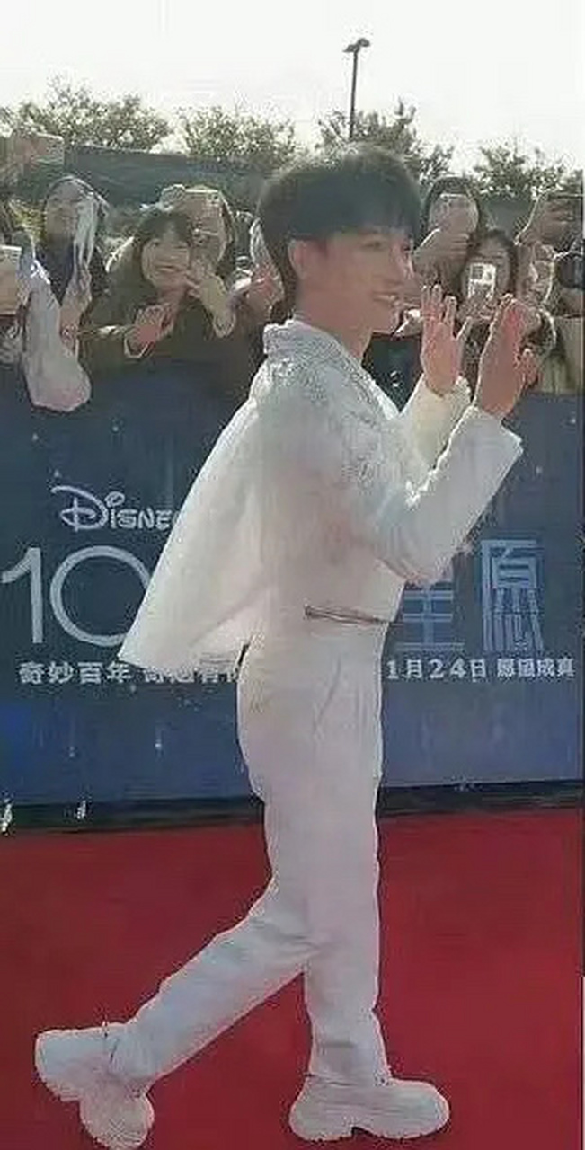 周深能做到身体这么小,头这么大也是不容易,霍比特人走红毯