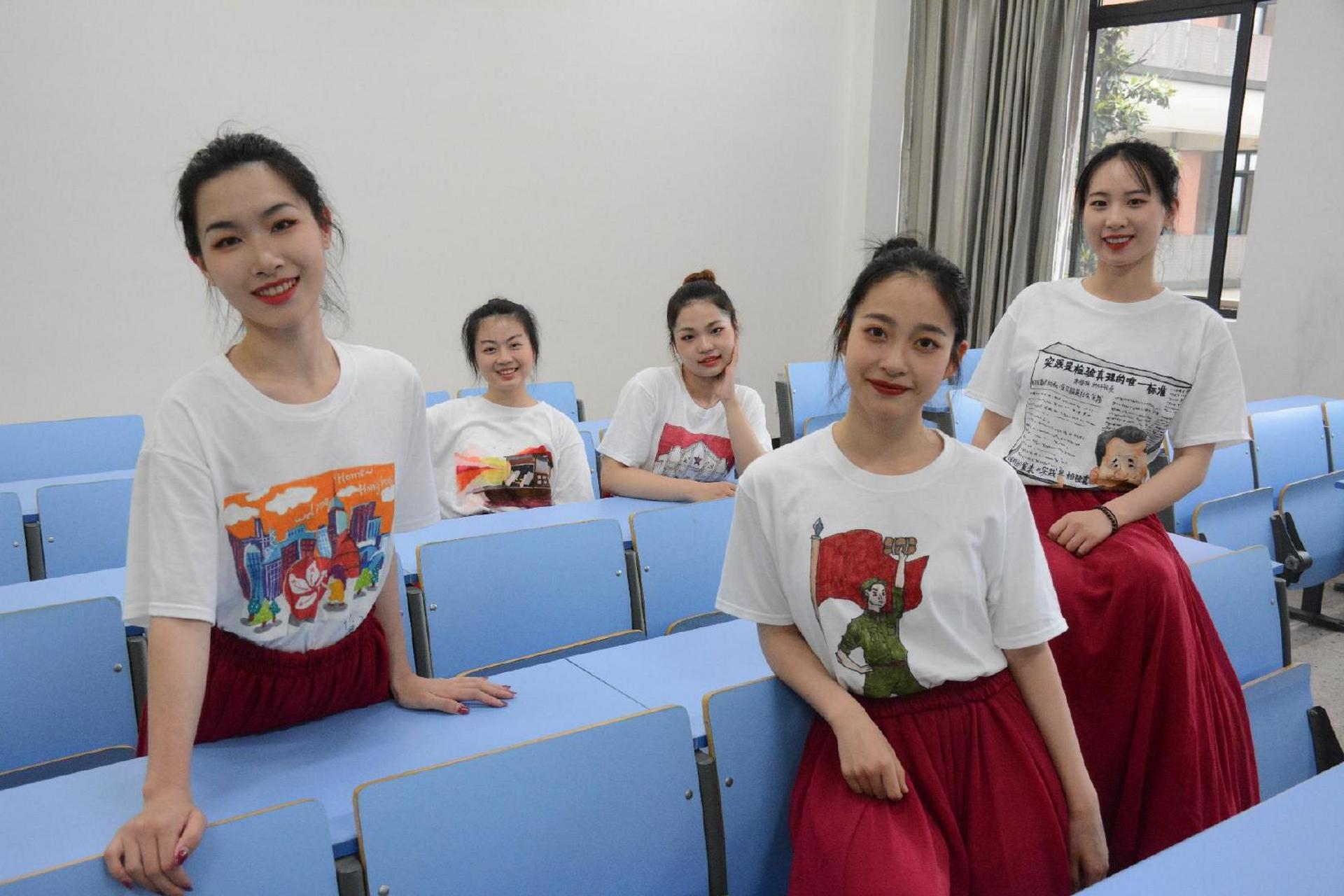 【画党史 "衣"党恩 大学生diy将党史绘制在衣服上】#校园内外#日前,在