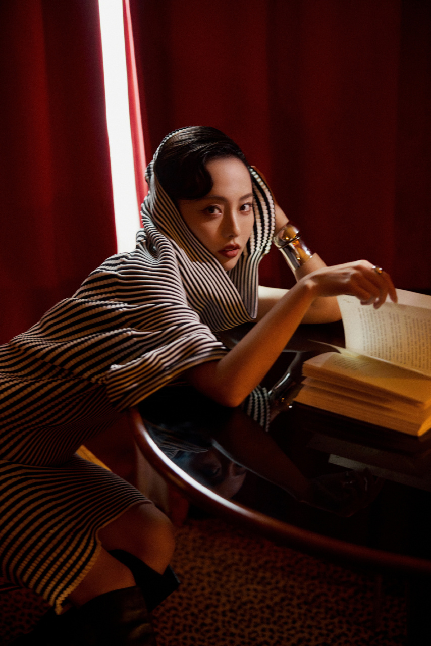 张嘉倪超话hello时装周穿搭组图:立体剪裁的美感与金属未来感的碰撞