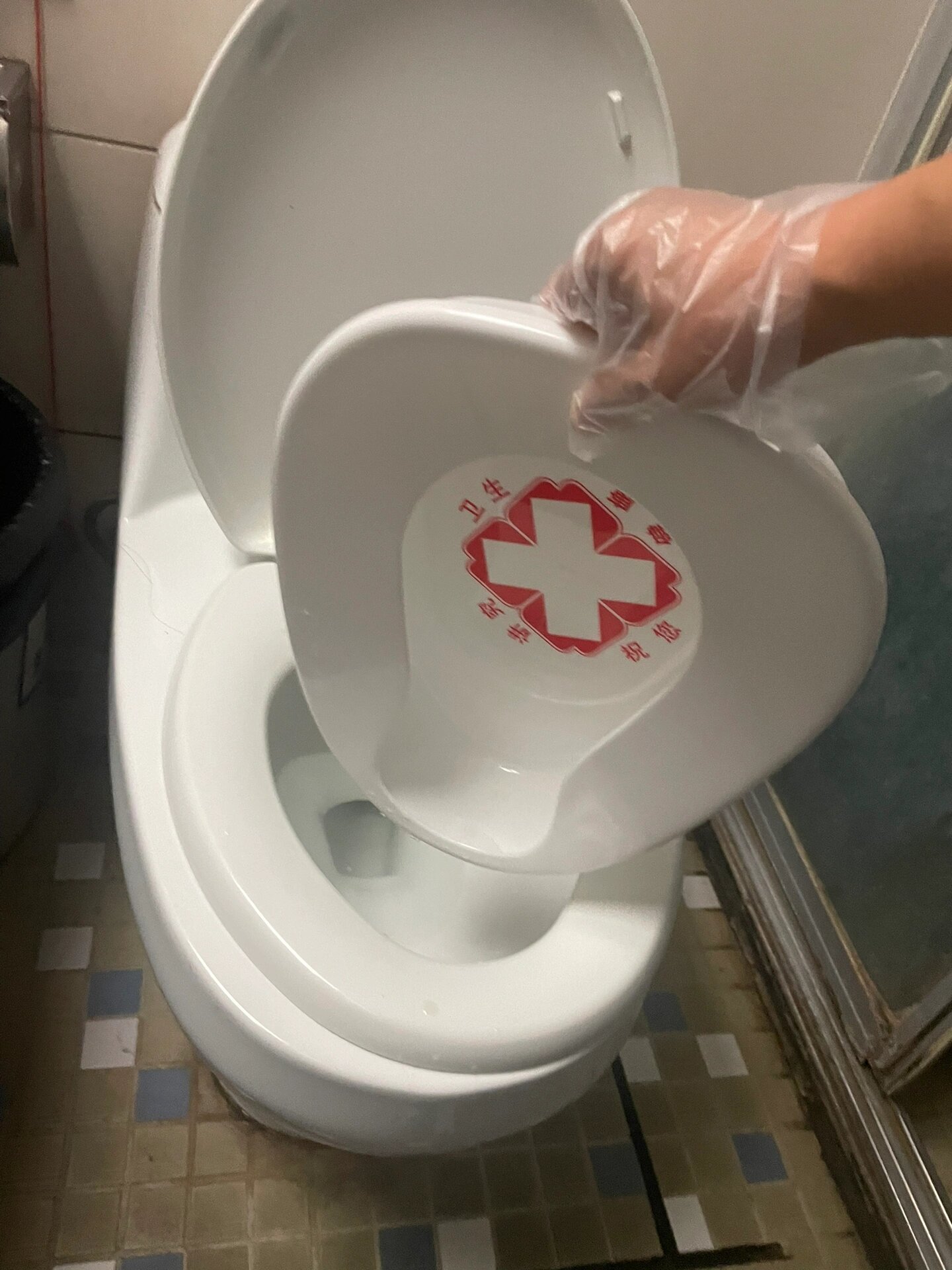 女士尿盆,你用对了吗? 从前面倒还是后面倒?倒错方向了可就洒了一地了