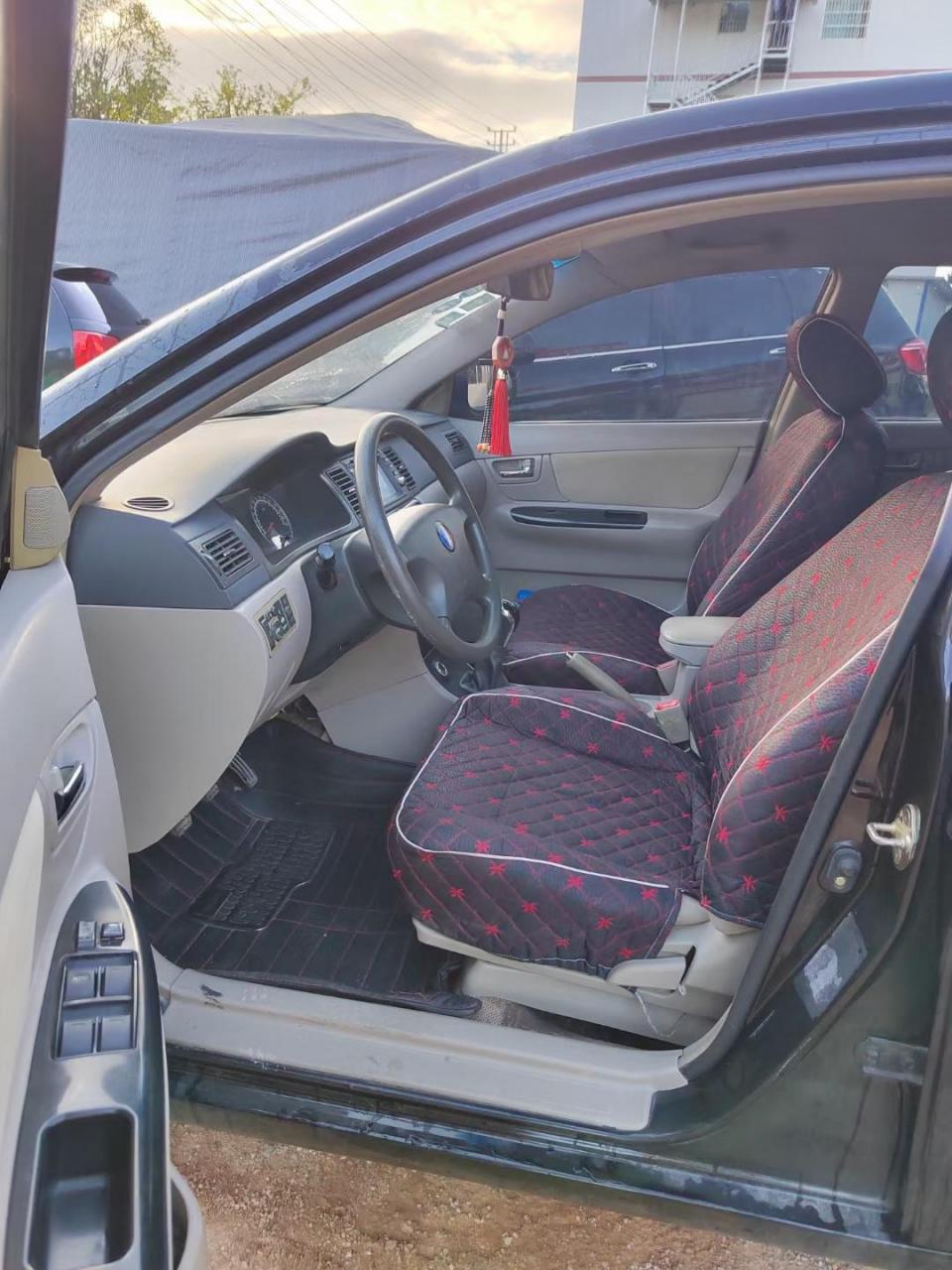 9800元出售,13年上牌吉利英伦sc715,年检保险到明年2月,车况原版没有