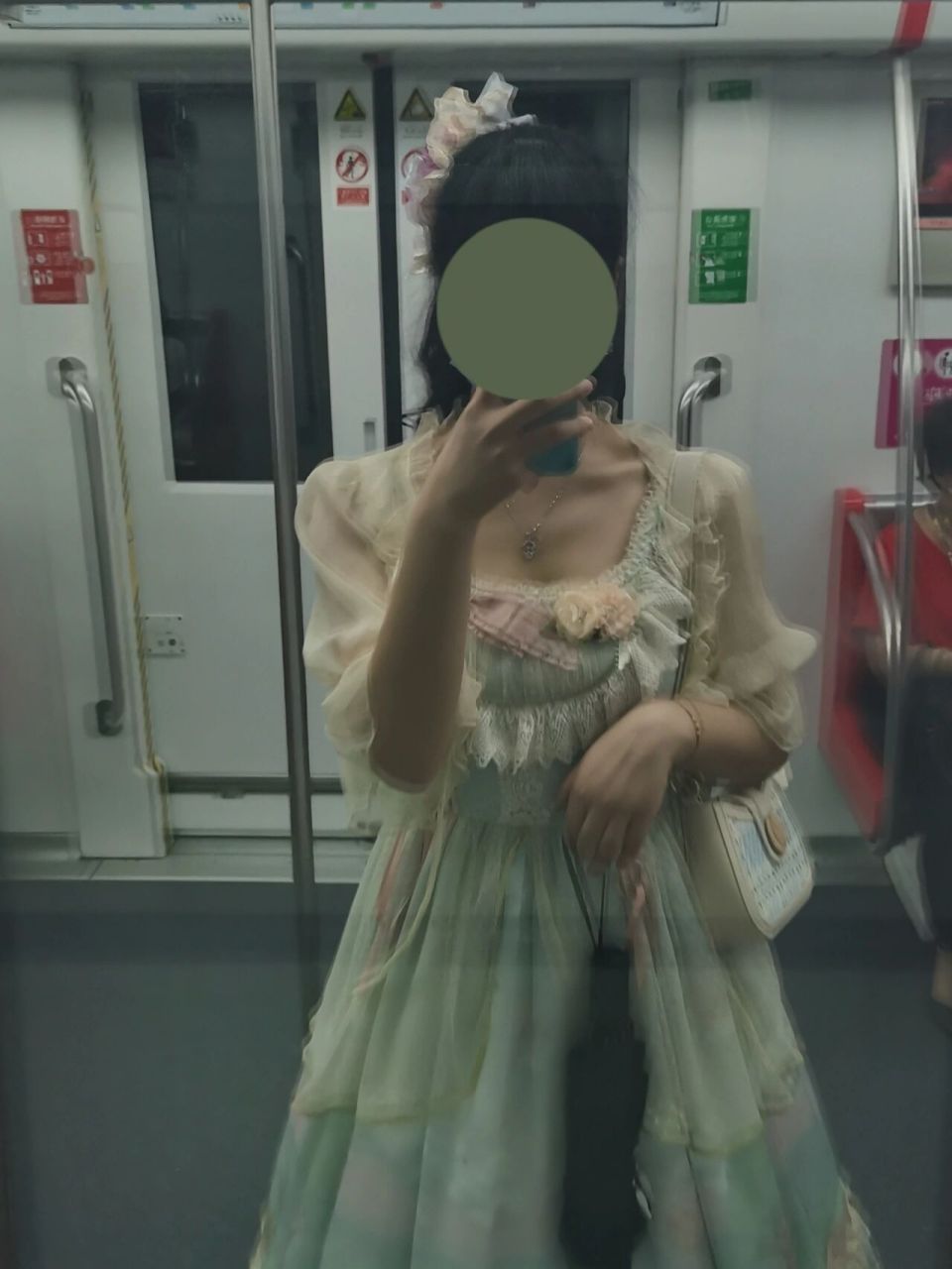 家到湖滨地铁30分钟,站着好累哦 我该如何优雅地坐到位置上 且鱼骨撑