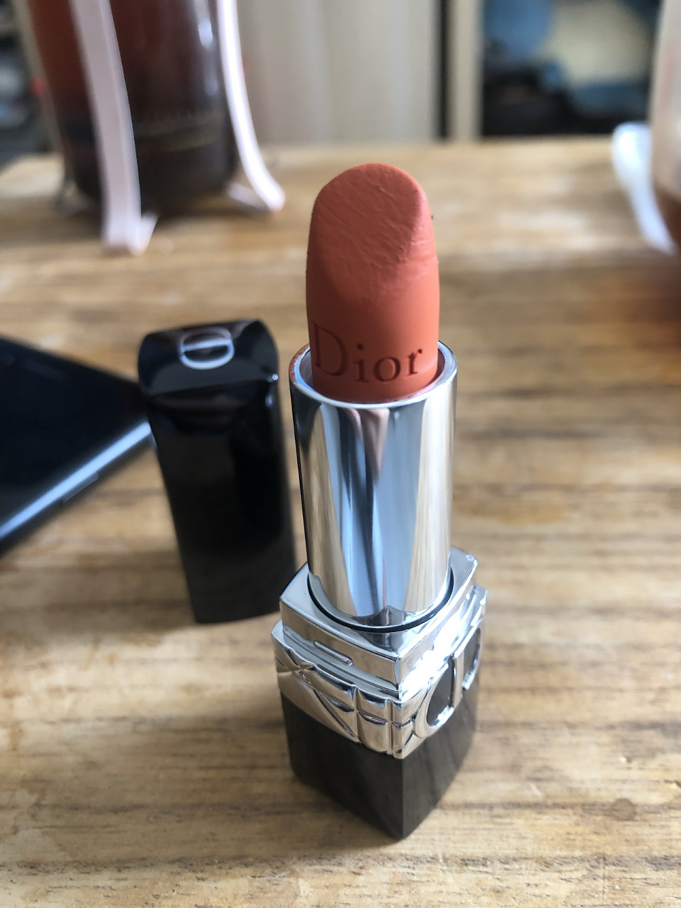 迪奥634 橘色 昨天西安天气比较热,逛赛格的时候,看见镜子里的烈火