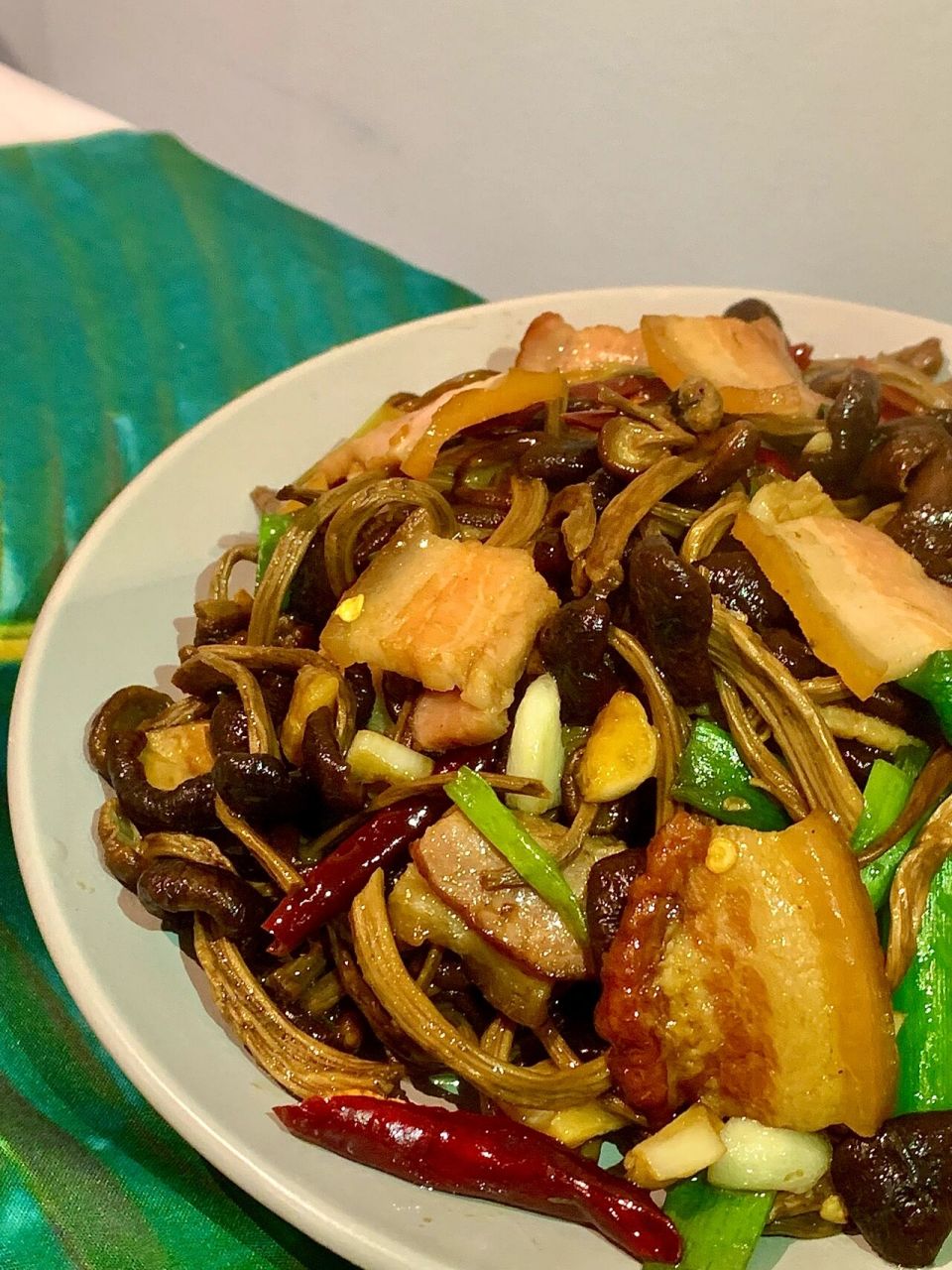 腊肉炒茶树菇|隔着屏幕都觉得香 做一道腊肉炒茶树菇,看完视频立马买