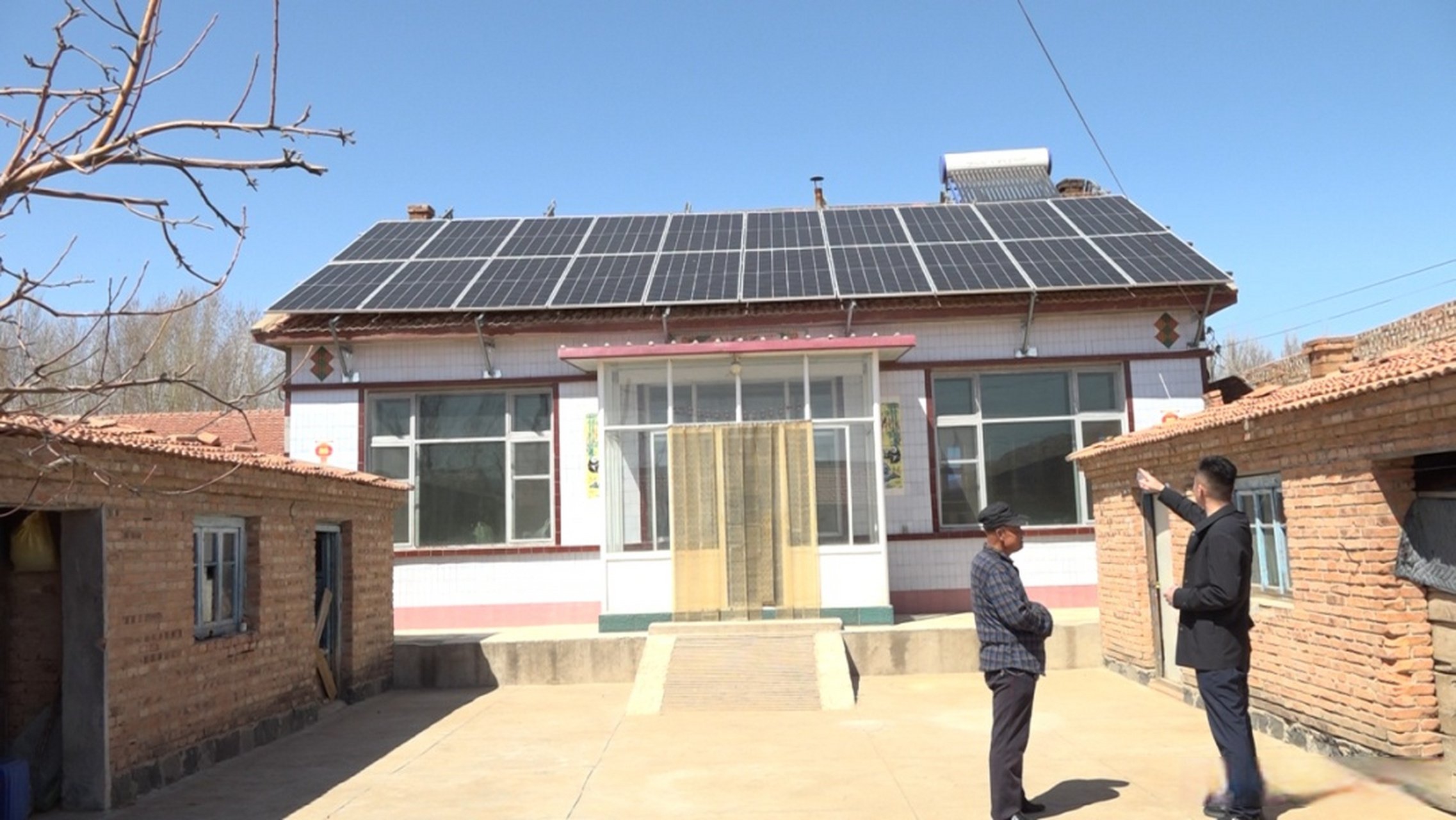 "阳光银行"】在松山区农村地区,一家一户的光伏发电项目正在悄然兴起