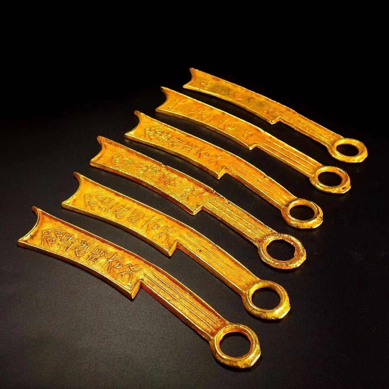 旧藏汉代铜鎏金刀币钱 字体清晰,包浆浑厚,总重量:300克,长度:18cm