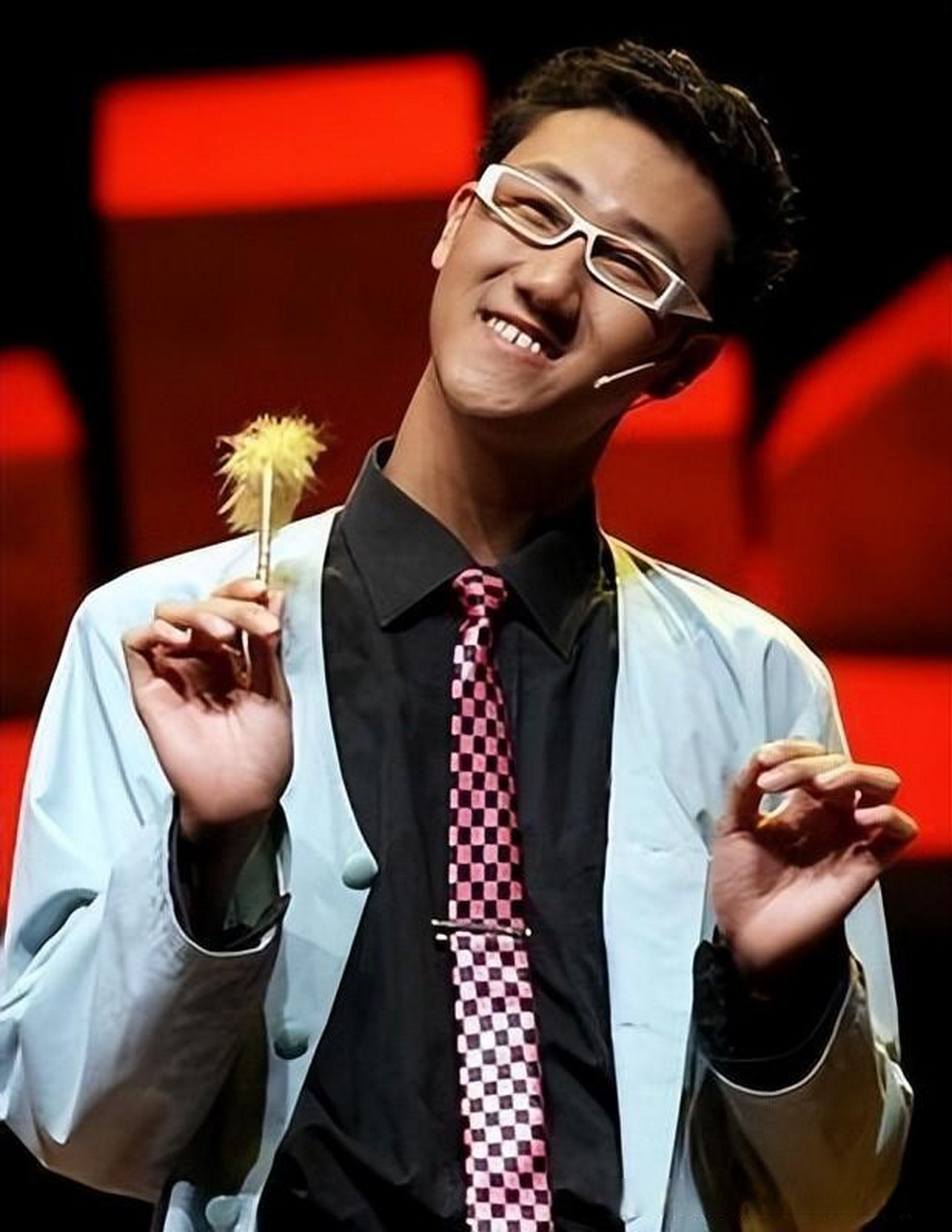 同时,在同性群体内部存在一种普遍的现象,即更具男