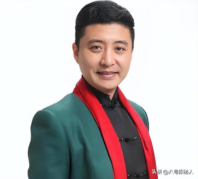 周炜,这位曾经9次登上春晚舞台的"小品之王",如今却落得个销声匿迹的