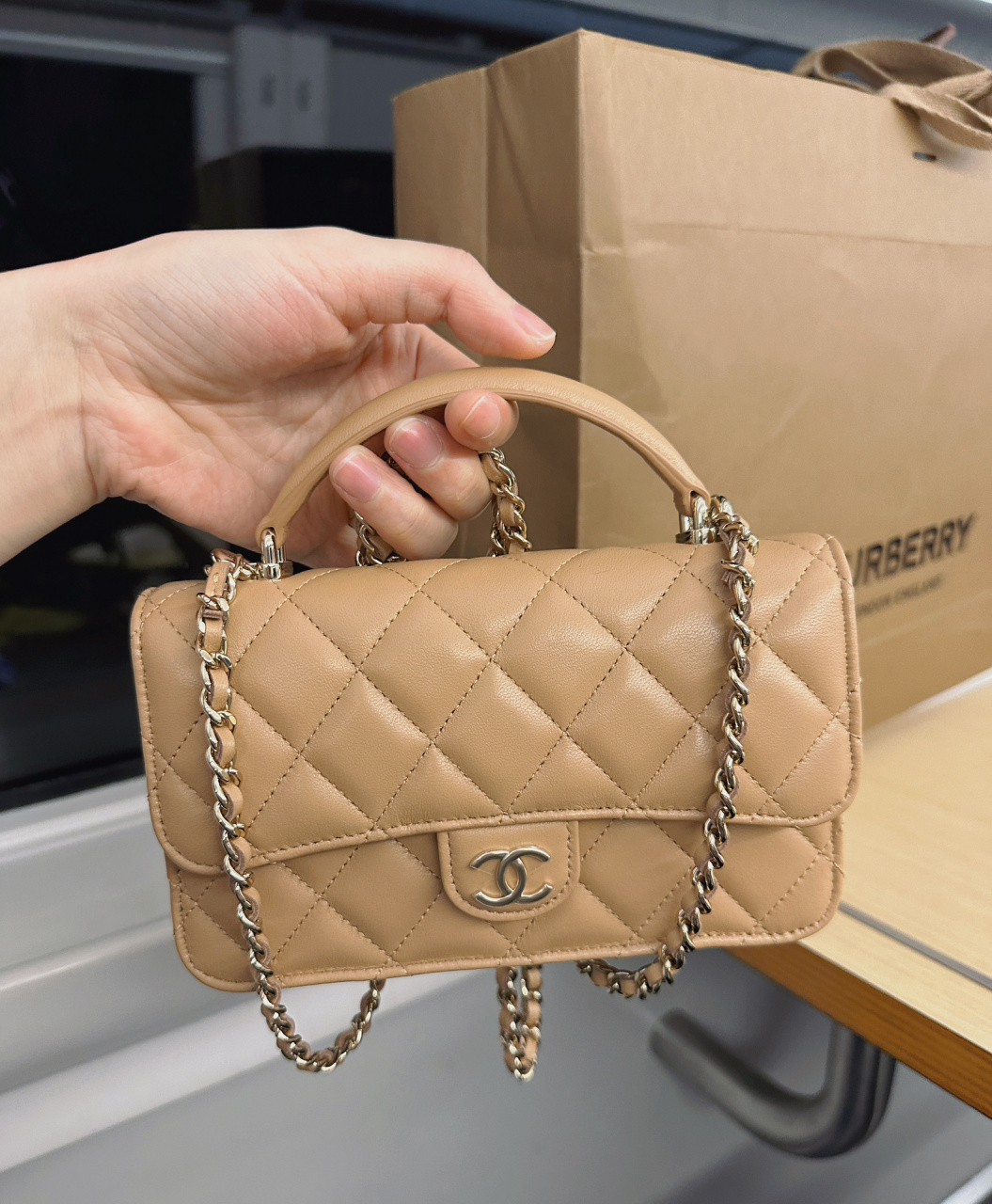 chanel cf mini handle手机包 奶茶色 chanel又出新款了谁能抵抗这
