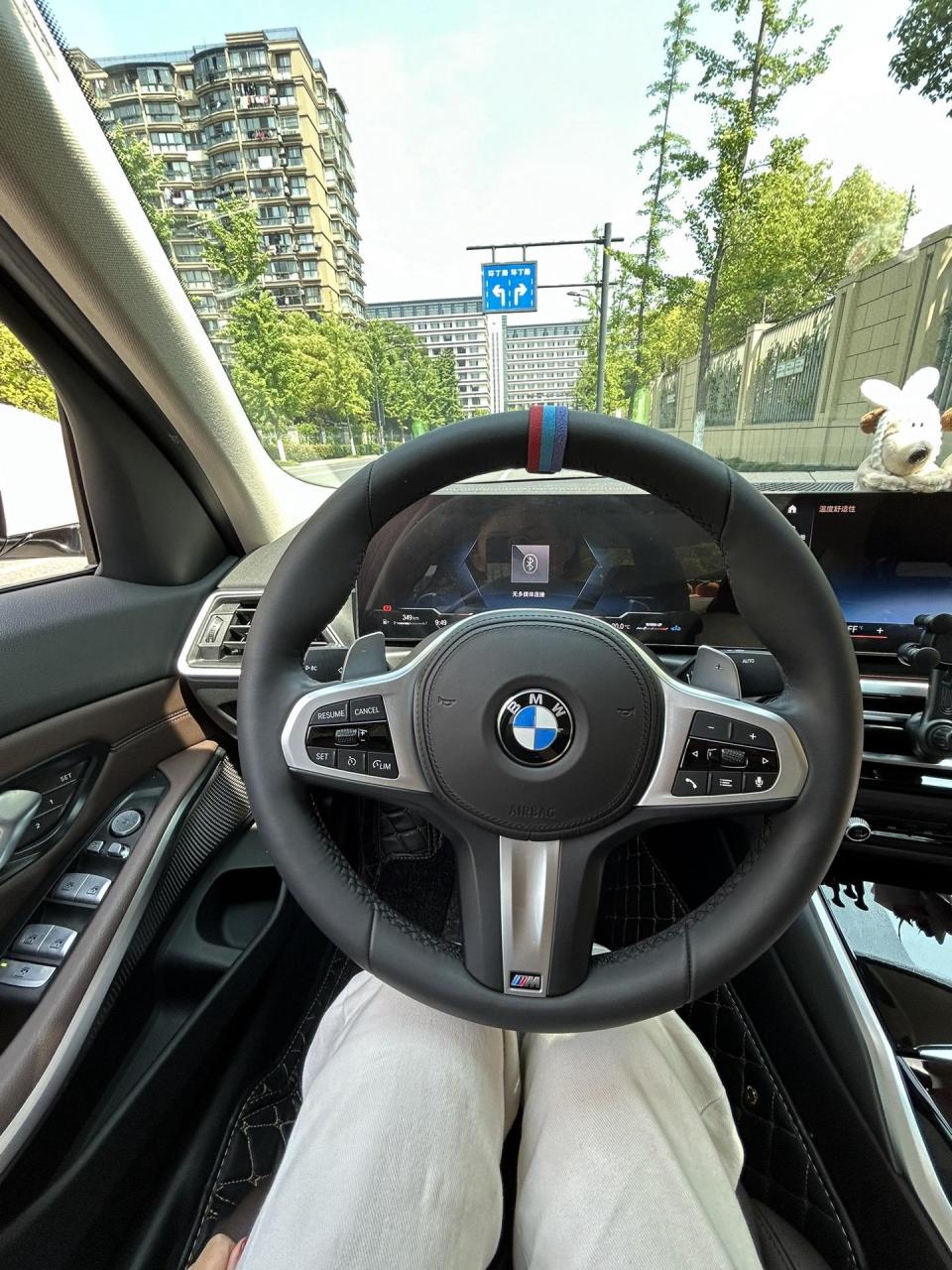 新手司机开车上路转弯或者掉头不知道方向盘.