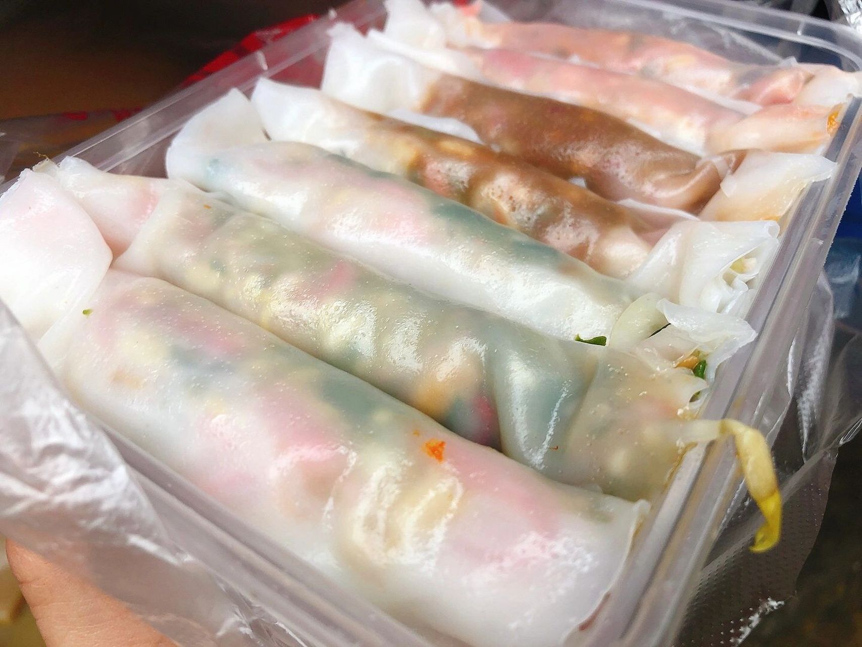 安顺必吃的招牌—果卷 安顺最出名的小吃,果卷必须榜上有名,大街小巷