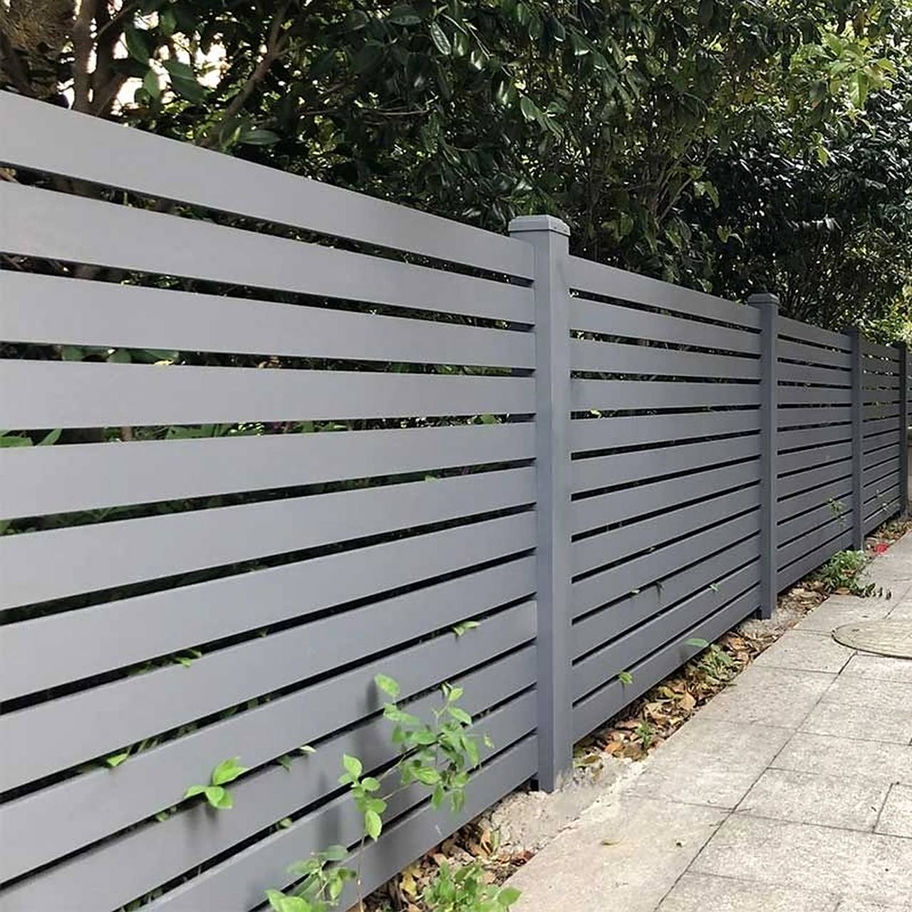 78常见的院子围栏有铁艺,木质,铝合金3种形式,其他包括像砖砌,石头