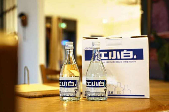 江小白青春版150ml的精致小圆瓶