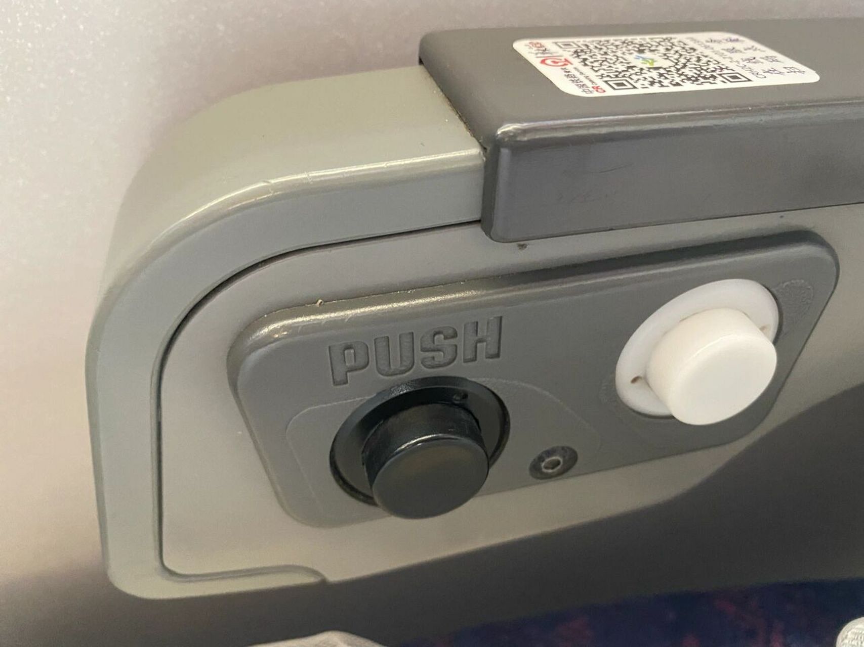 高铁如何调整座椅  我之前坐高铁调整座椅90,是扶手下面有个按钮掰