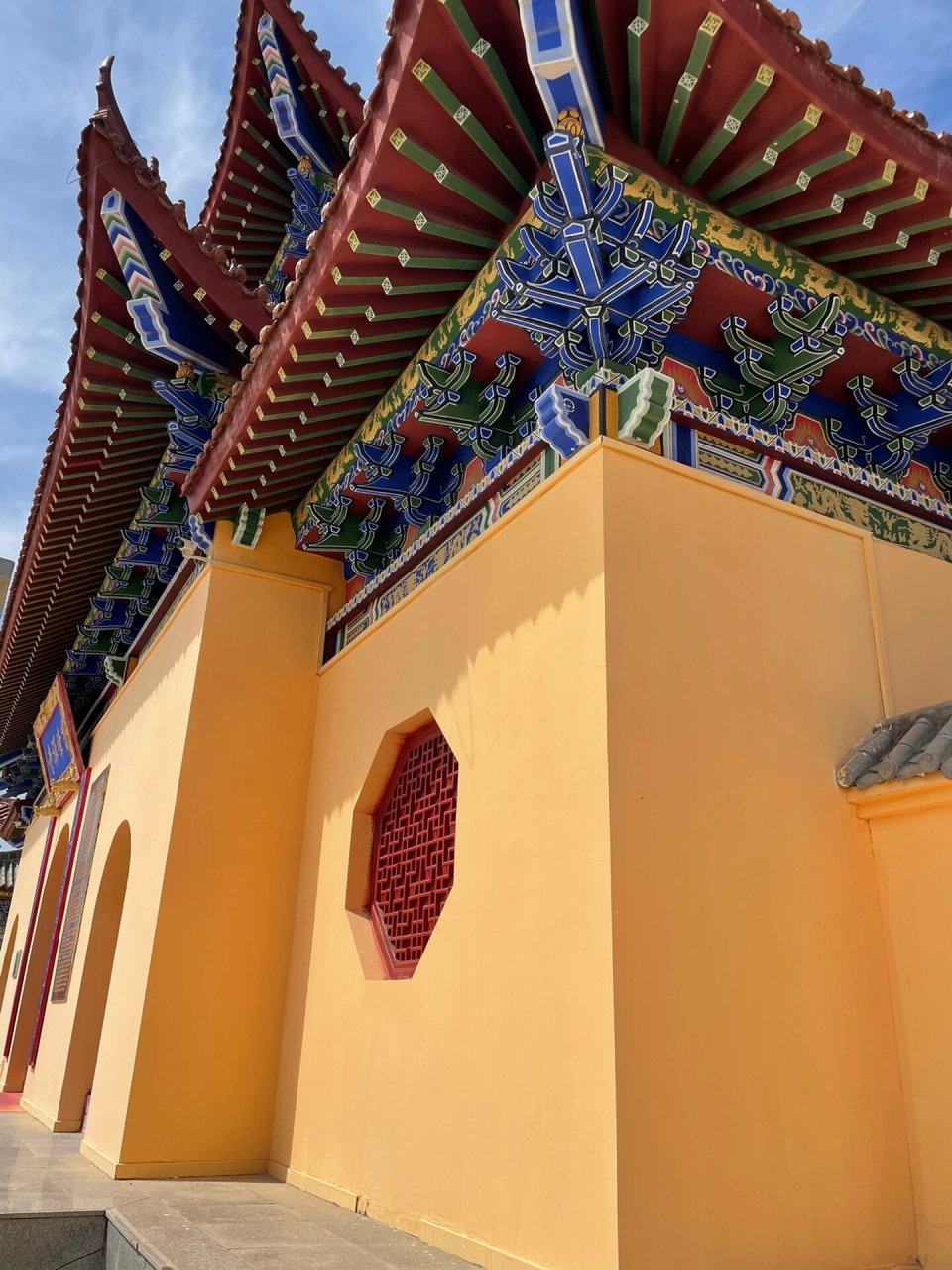 赤峰市宝峰禅寺 内蒙古的秋天的蓝天白云是最好的背景,无滤镜原图直出