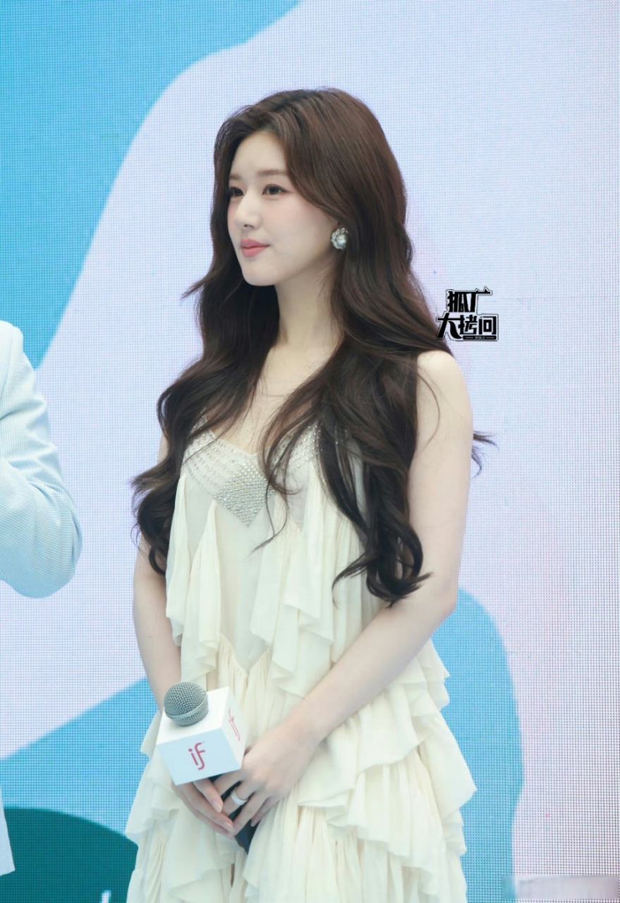 赵露思的第3套高定2022春夏系列,活动也要穿,目前高定数量和鱼并列.