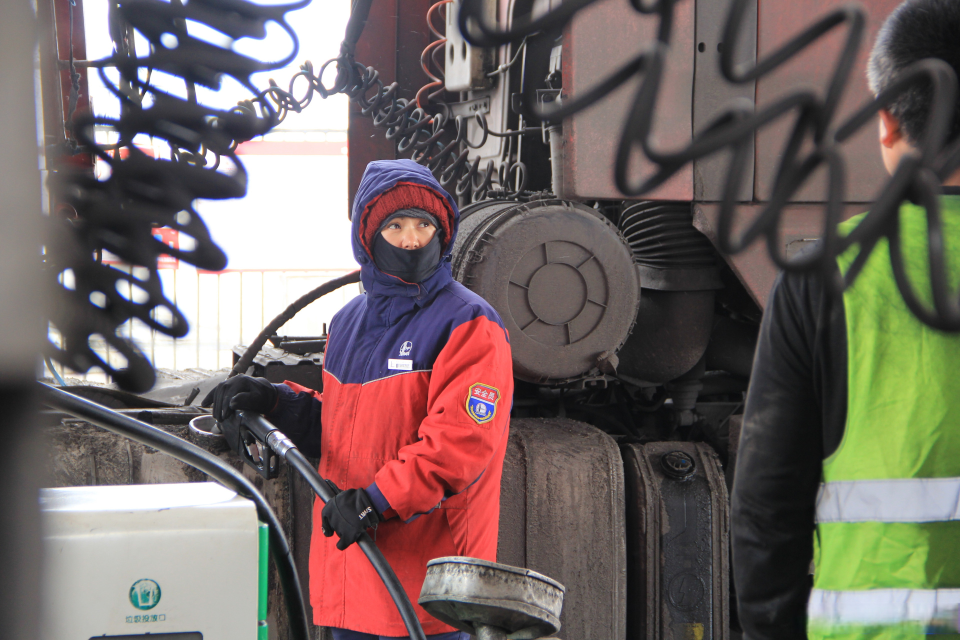 你眼中的加油员# 】这是在海拔3300米的中国石化新疆伊犁琼博乐加能站