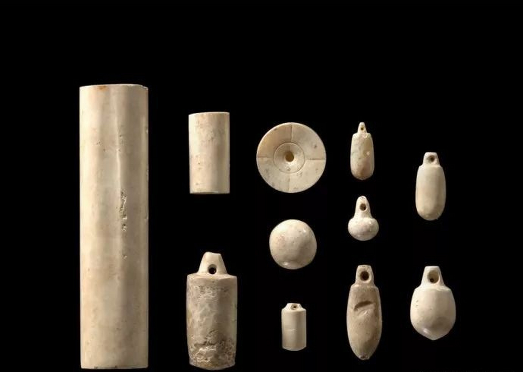 各色良渚文化玉锥形器,下面这个平底的就是断件打磨形成的.