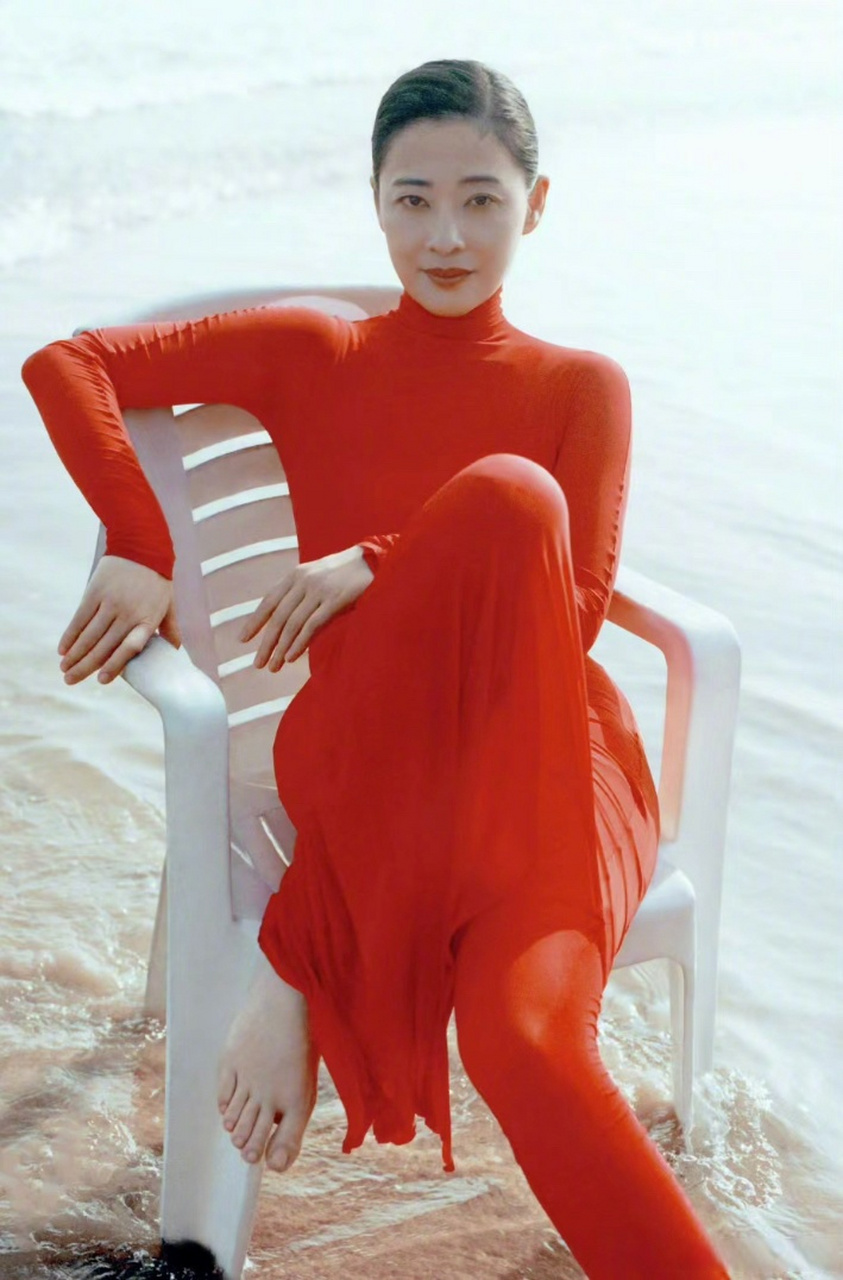 网友的关注点好清奇,梅婷的绝美身材写真大家的关注点都在脚趾头上?