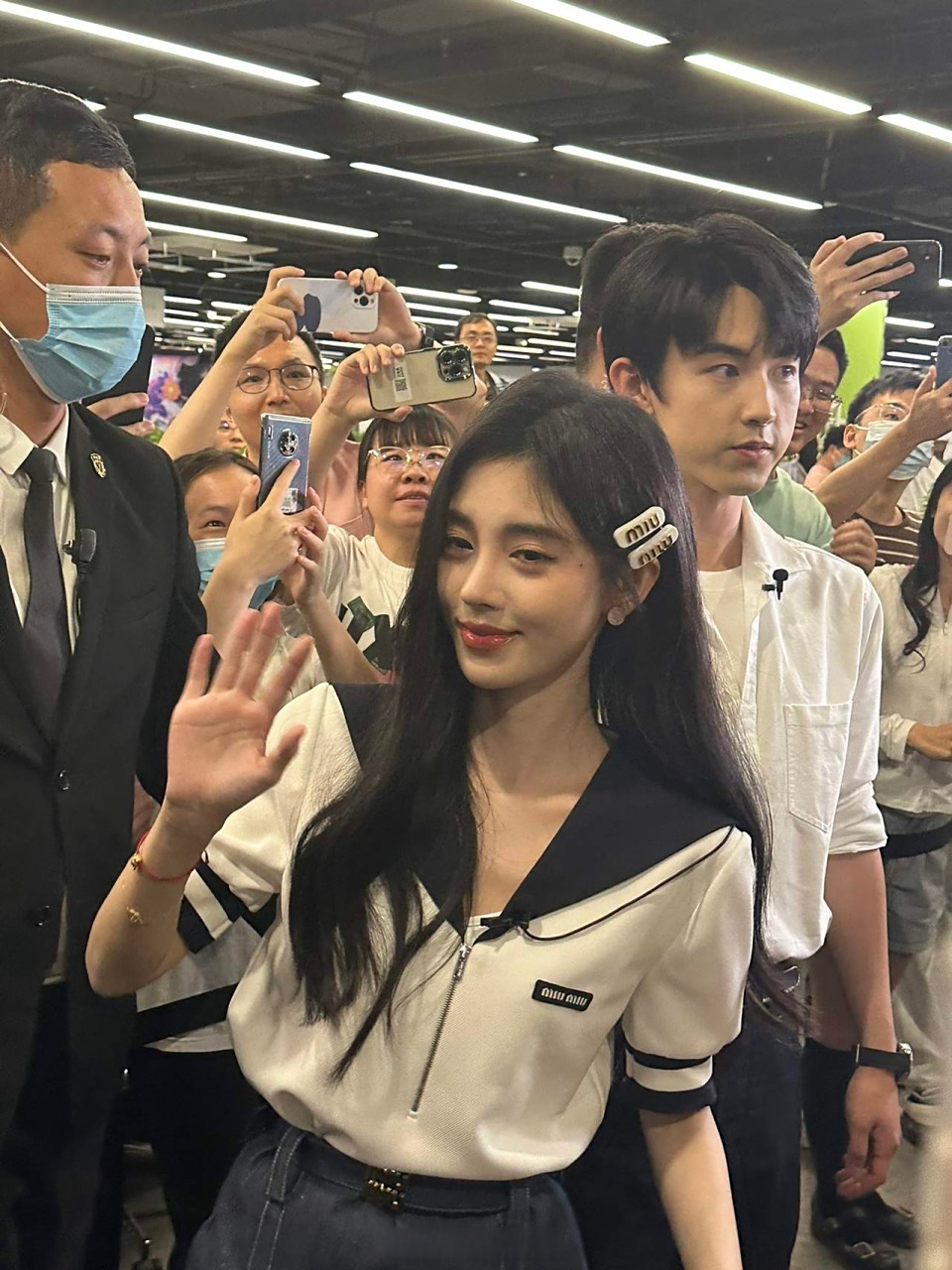 鞠婧祎路人镜头下的生图,你觉得和精修图差距大吗?