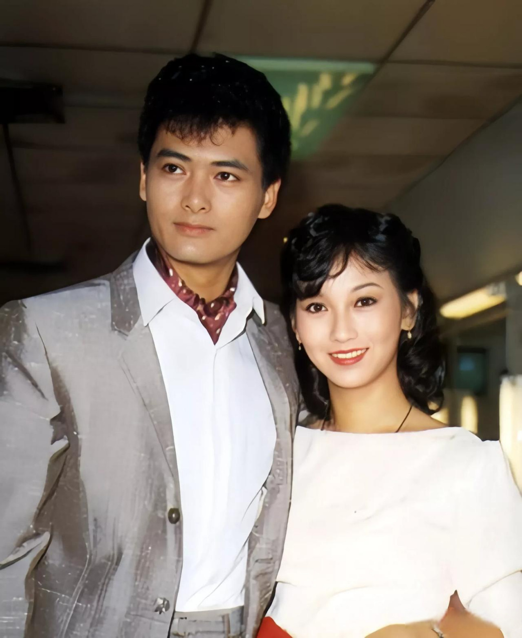 好美的一张合照,周润发的高大英俊,风流潇洒,赵雅芝温柔恬静,小鸟依人
