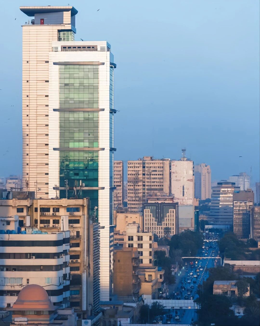 巴基斯坦第一大城市卡拉奇,人口2000多万,人均gdp5300美元