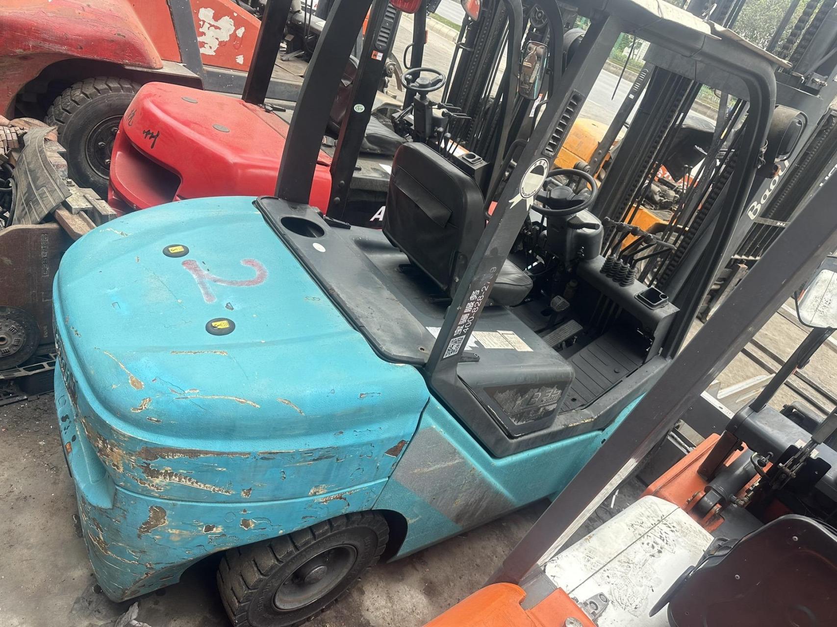 5吨抱夹叉车,两节门架升高4米,配维柴发动机,自动挡,四条实心轮胎